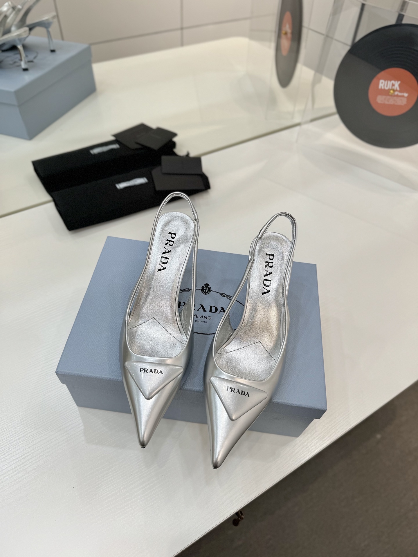 Prada 2024 Collection: Queen’s Shoes with Italian Leather and Unique Design - 图片 3