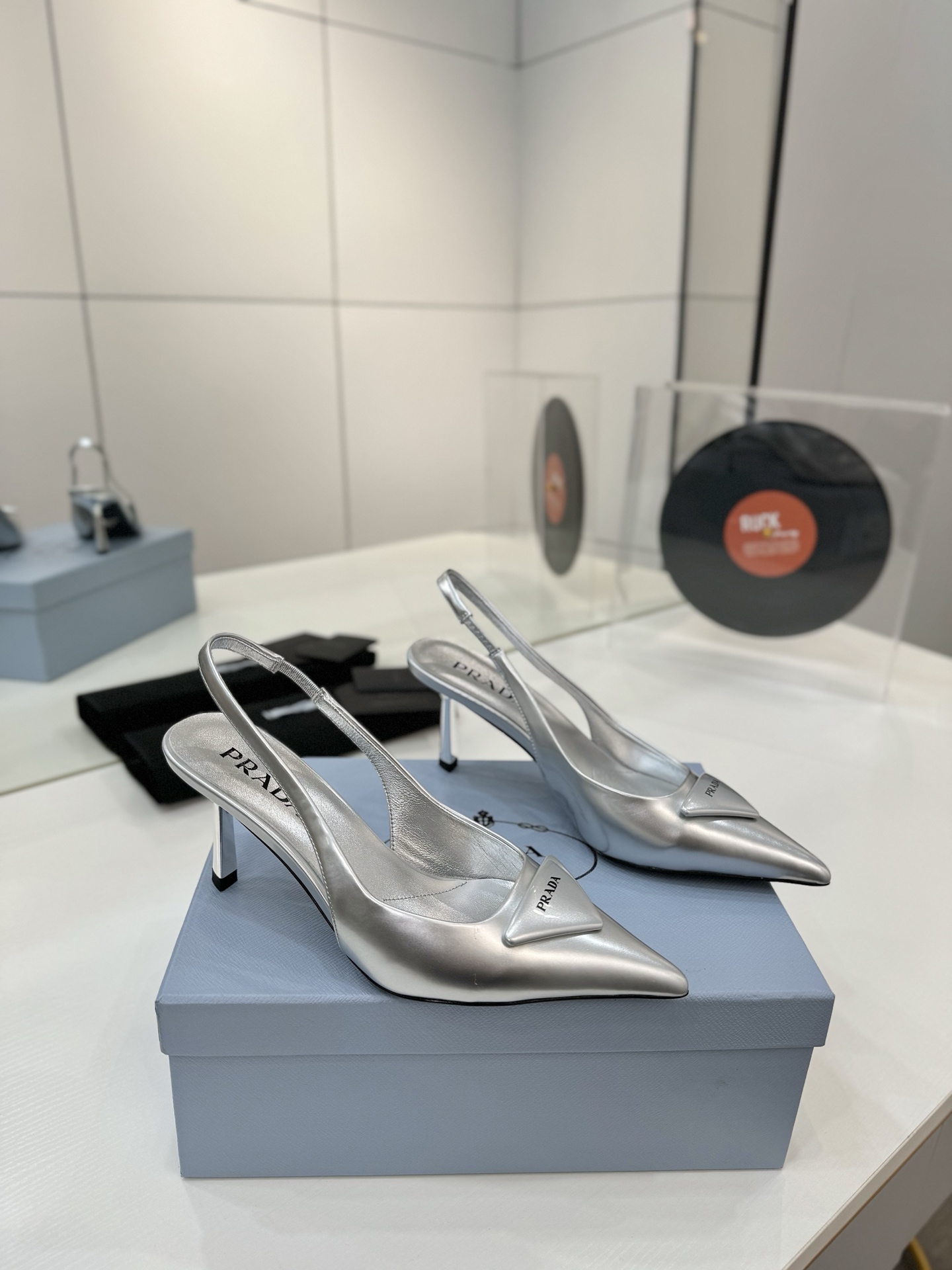 Prada 2024 Collection: Queen’s Shoes with Italian Leather and Unique Design - 图片 1