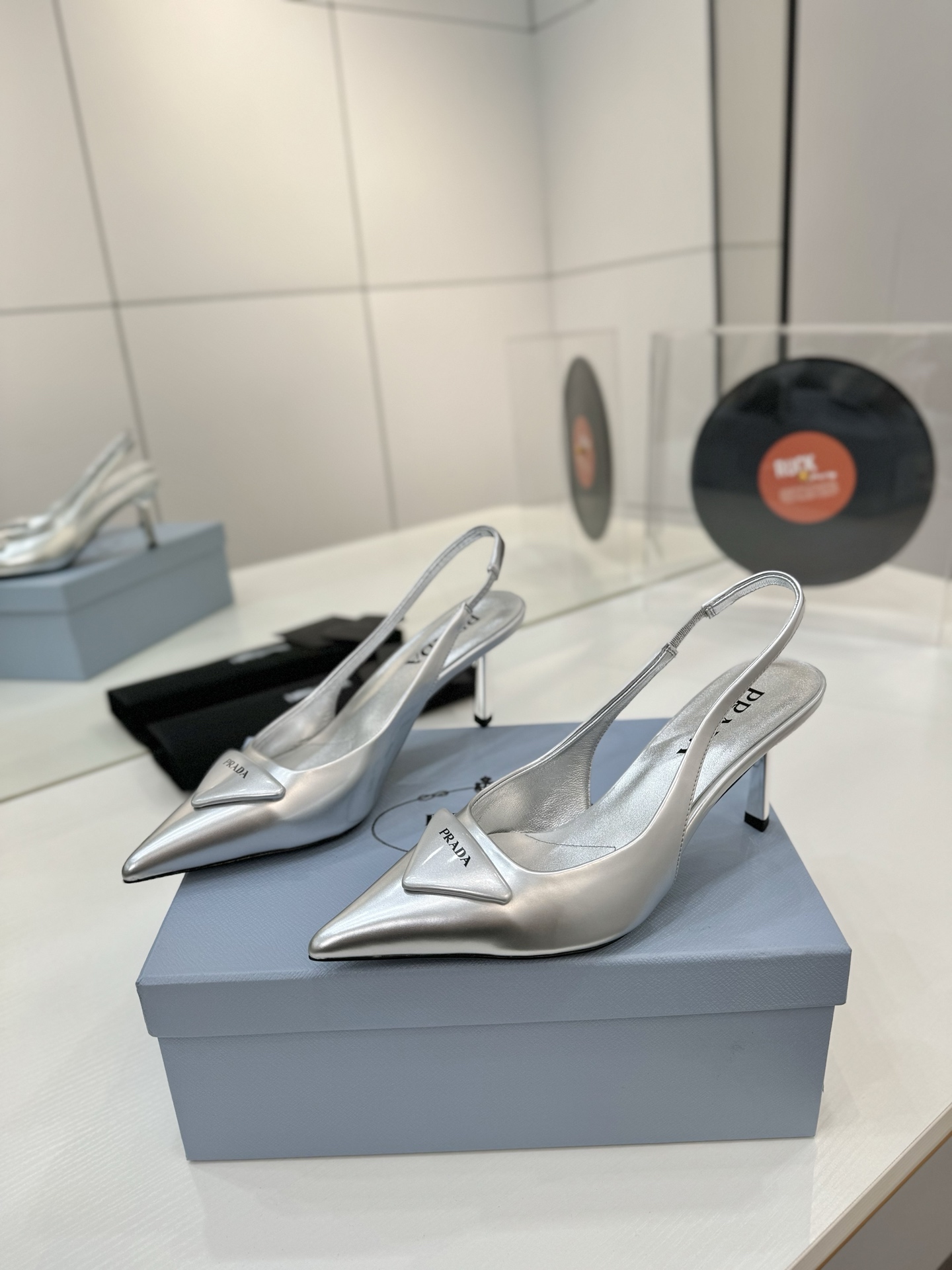 Prada 2024 Collection: Queen’s Shoes with Italian Leather and Unique Design - 图片 2