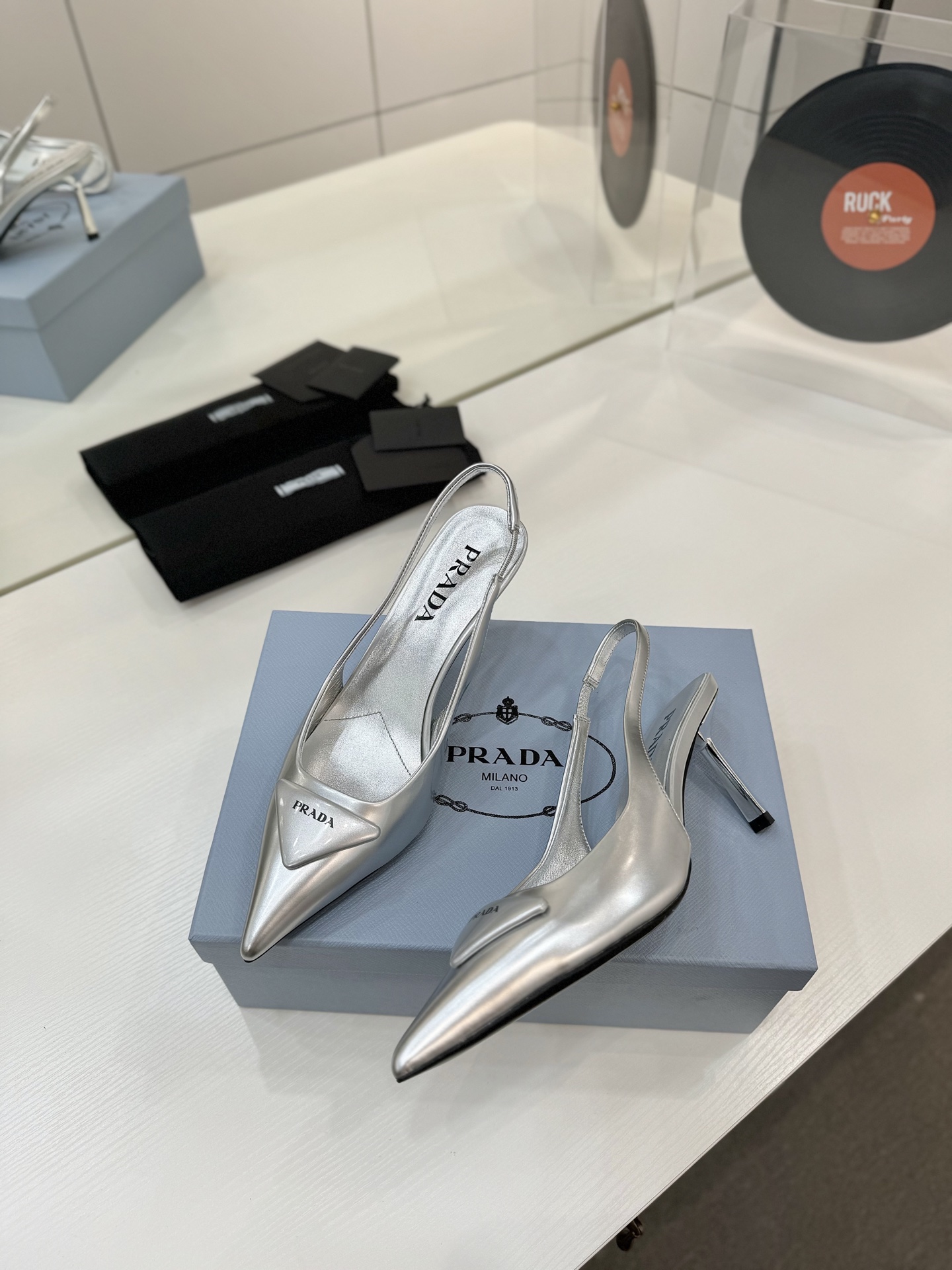 Prada 2024 Collection: Queen’s Shoes with Italian Leather and Unique Design - 图片 8
