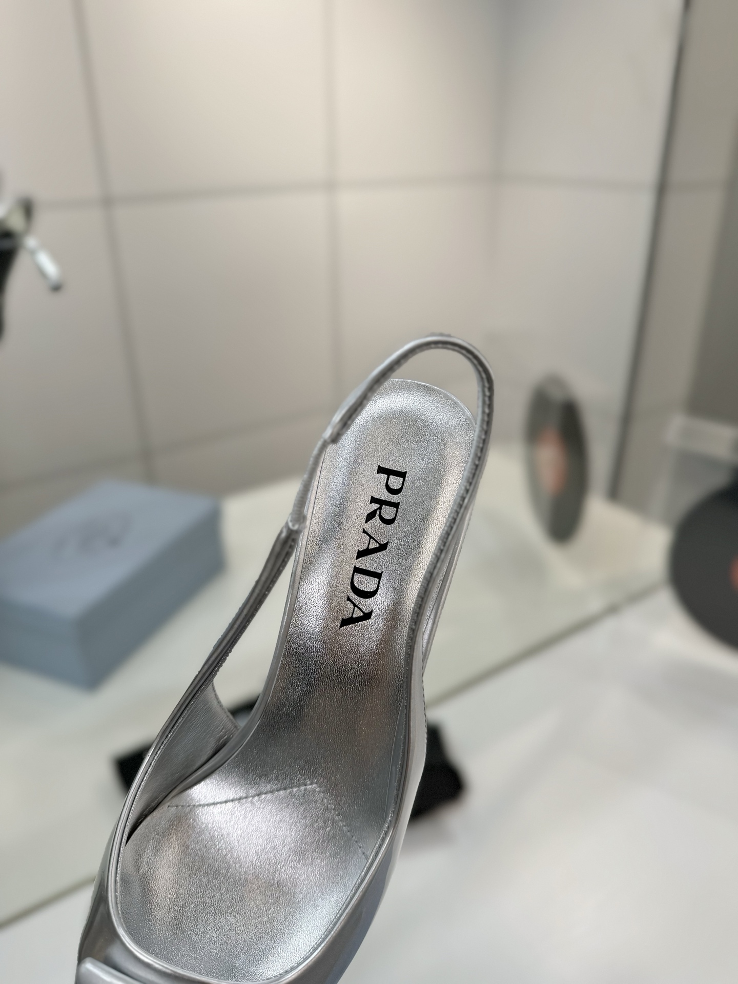 Prada 2024 Collection: Queen’s Shoes with Italian Leather and Unique Design - 图片 6