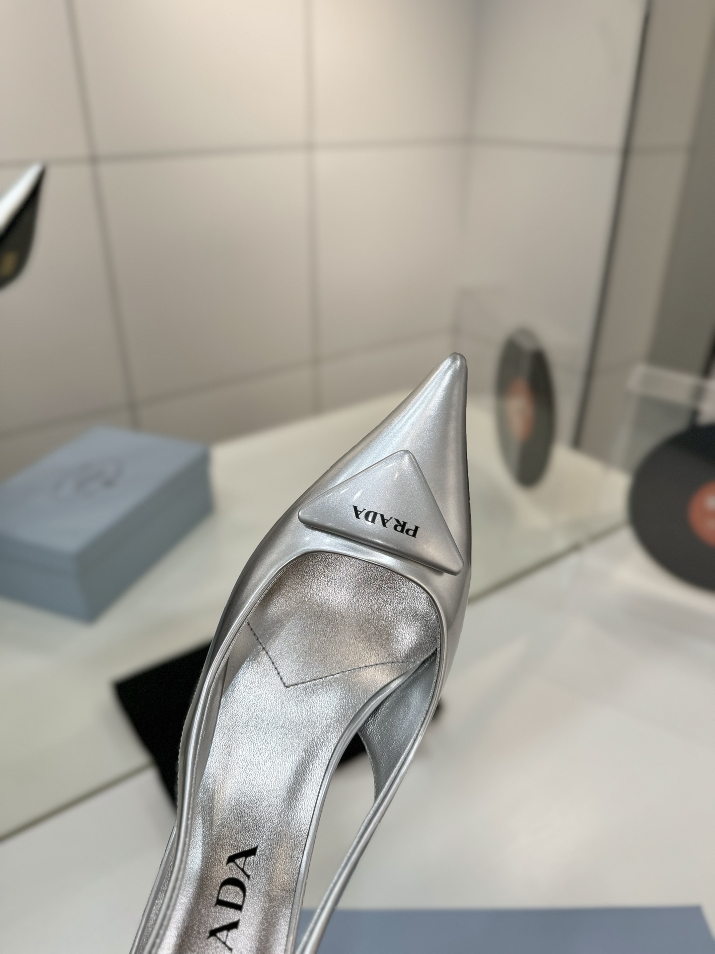 Prada 2024 Collection: Queen’s Shoes with Italian Leather and Unique Design - 图片 5