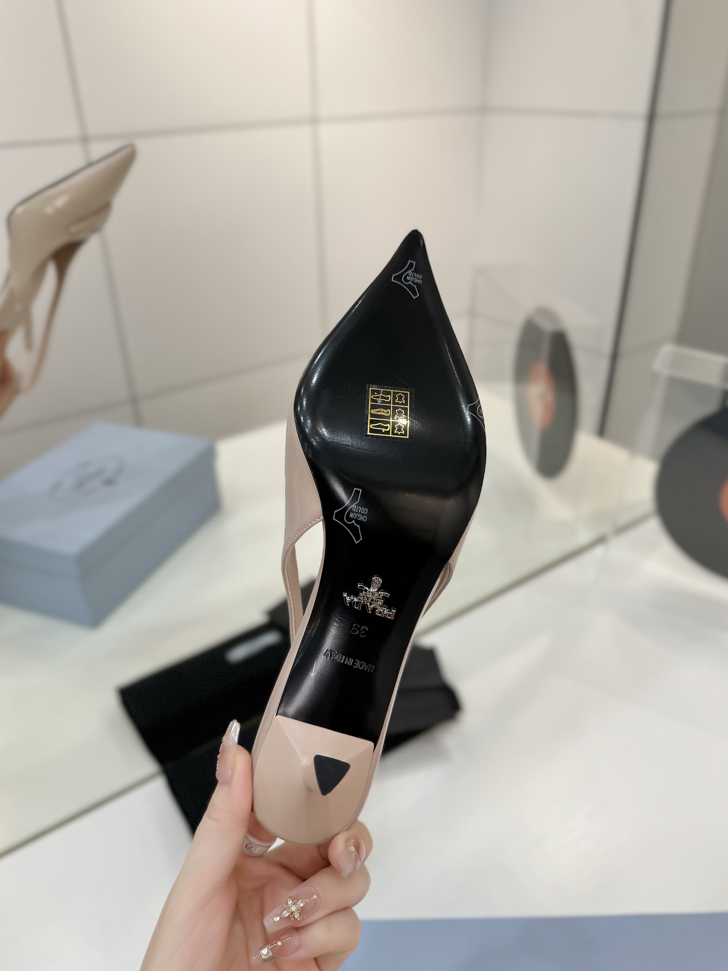 Prada 2024 Collection: Queen’s Shoes with Unique Design and Italian Craftsmanship - 图片 9