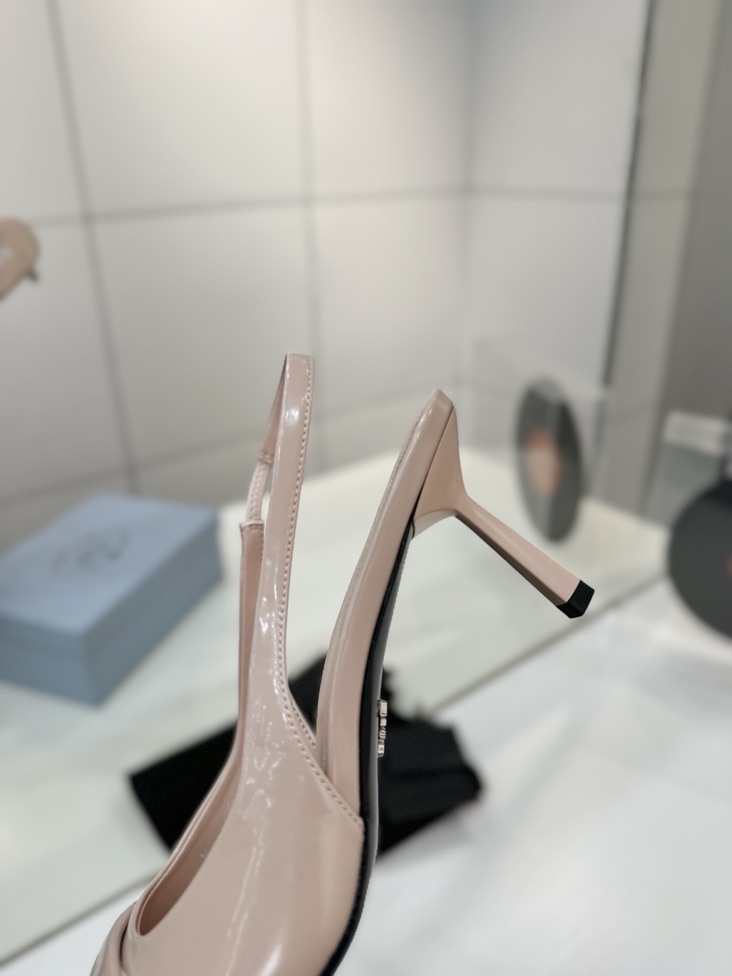 Prada 2024 Collection: Queen’s Shoes with Unique Design and Italian Craftsmanship - 图片 6