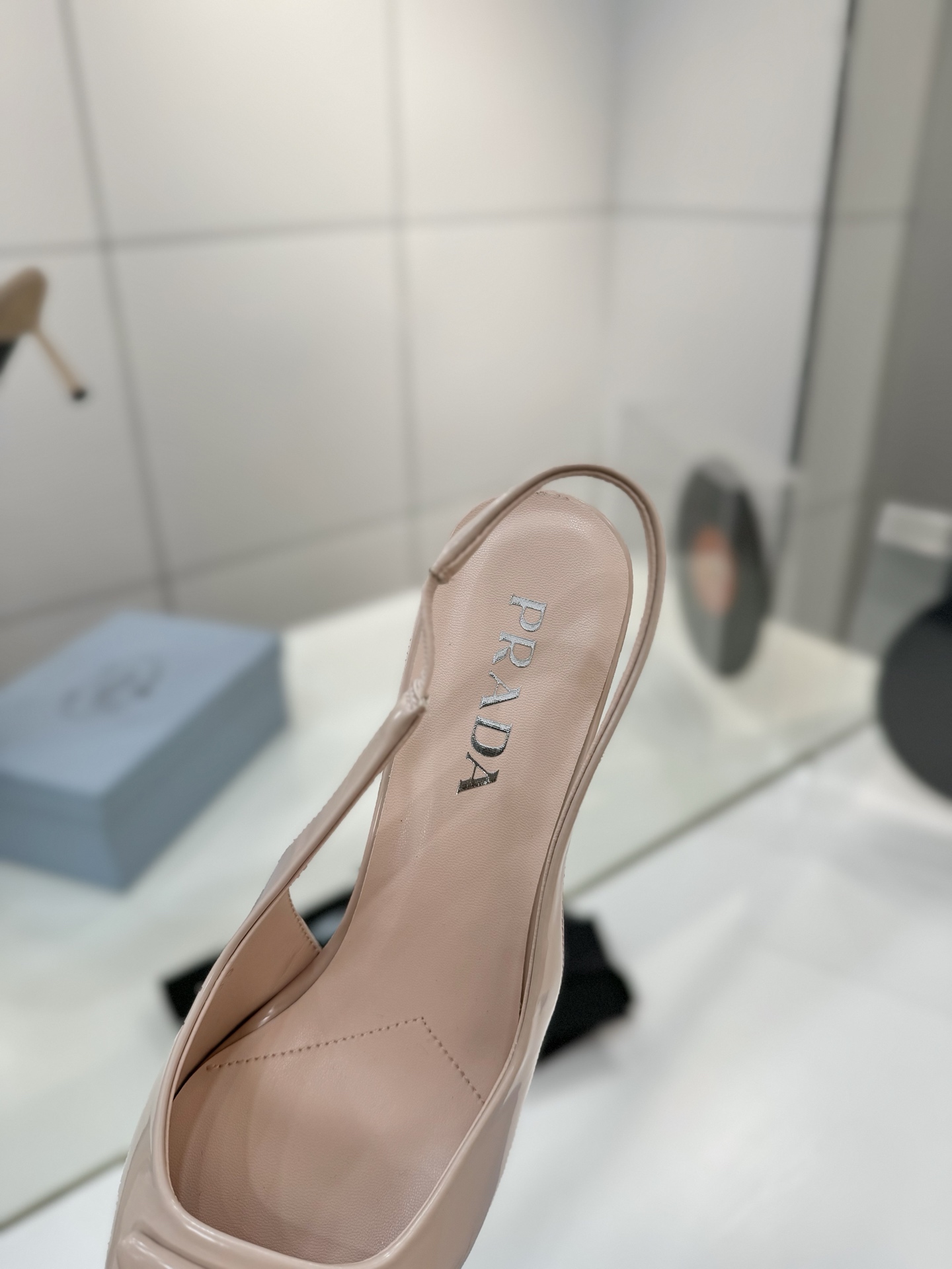 Prada 2024 Collection: Queen’s Shoes with Unique Design and Italian Craftsmanship - 图片 7