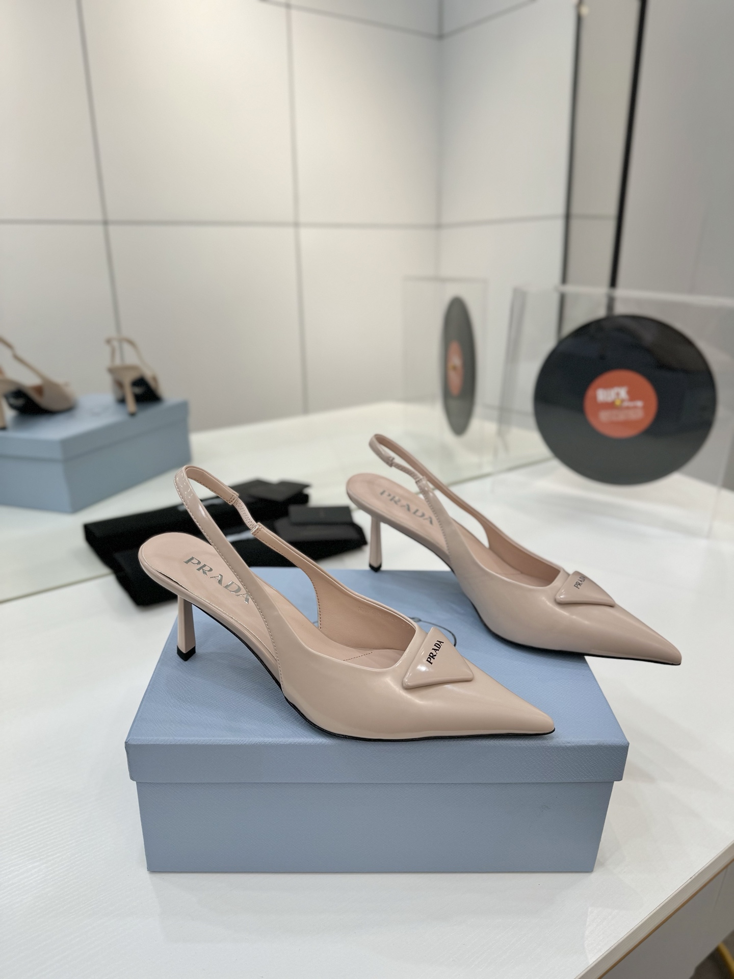 Prada 2024 Collection: Queen’s Shoes with Unique Design and Italian Craftsmanship - 图片 1