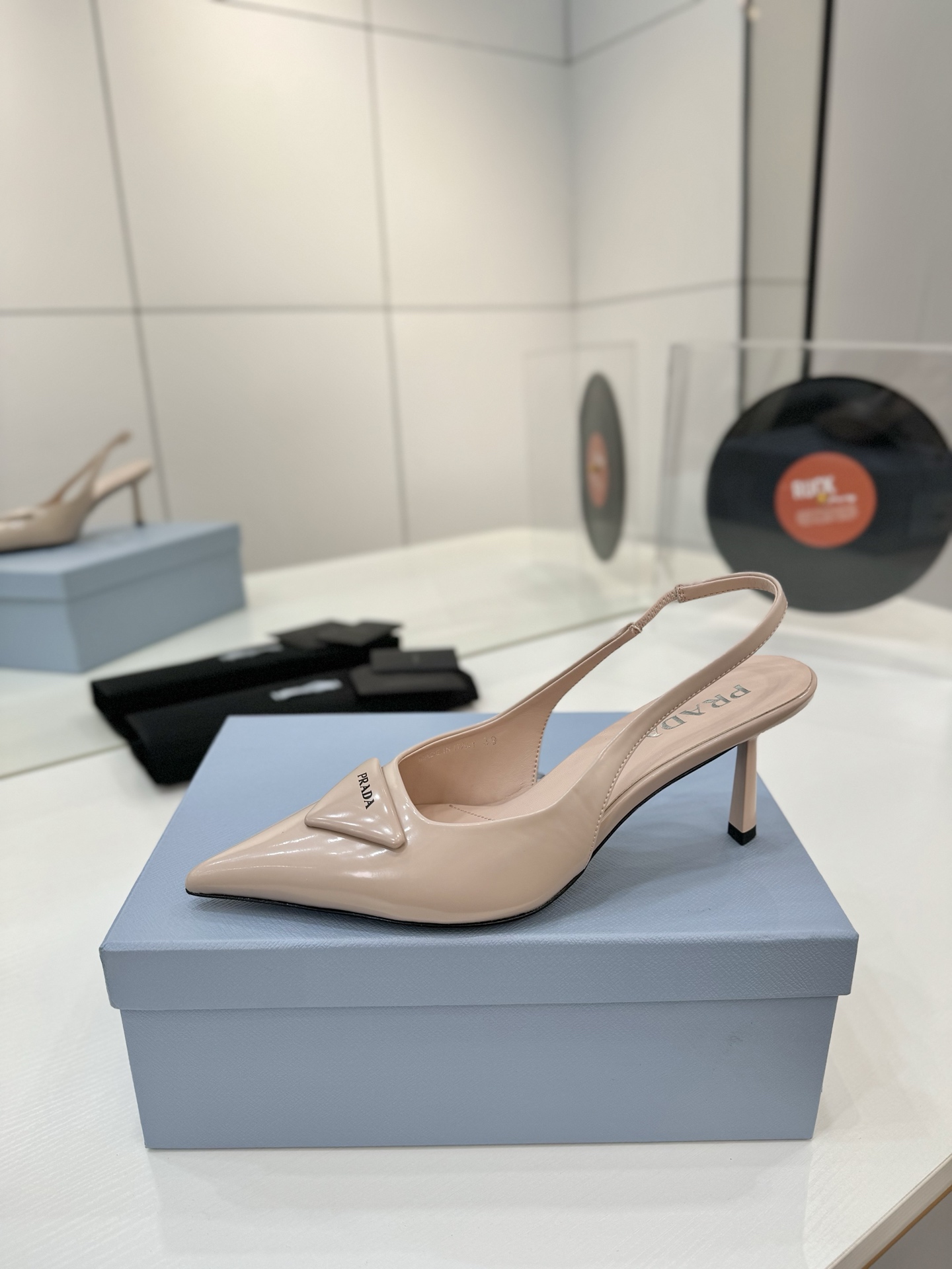 Prada 2024 Collection: Queen’s Shoes with Unique Design and Italian Craftsmanship - 图片 4