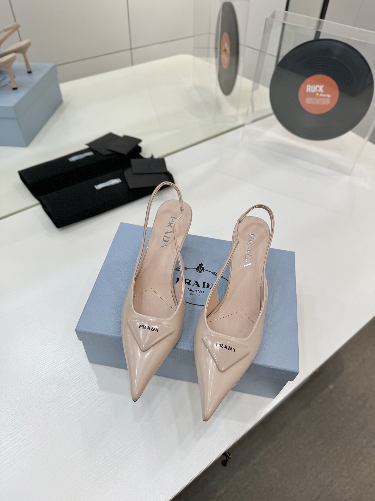 Prada 2024 Collection: Queen’s Shoes with Unique Design and Italian Craftsmanship - 图片 3