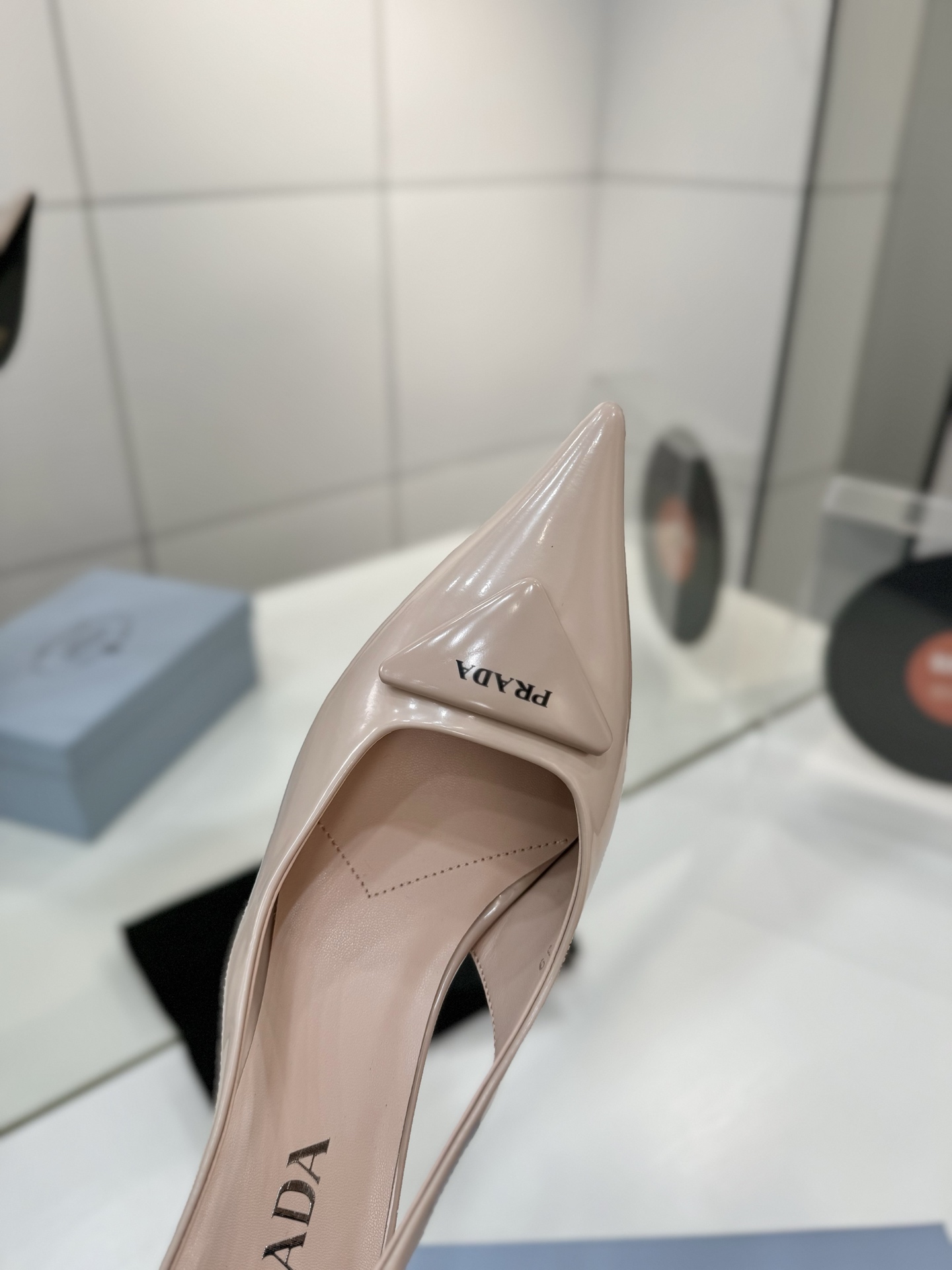 Prada 2024 Collection: Queen’s Shoes with Unique Design and Italian Craftsmanship - 图片 5