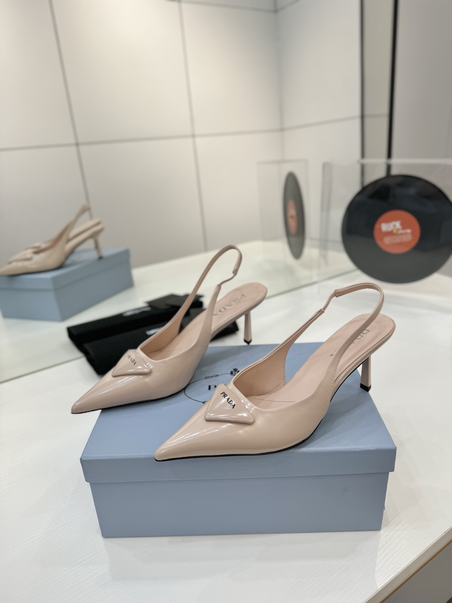 Prada 2024 Collection: Queen’s Shoes with Unique Design and Italian Craftsmanship - 图片 2