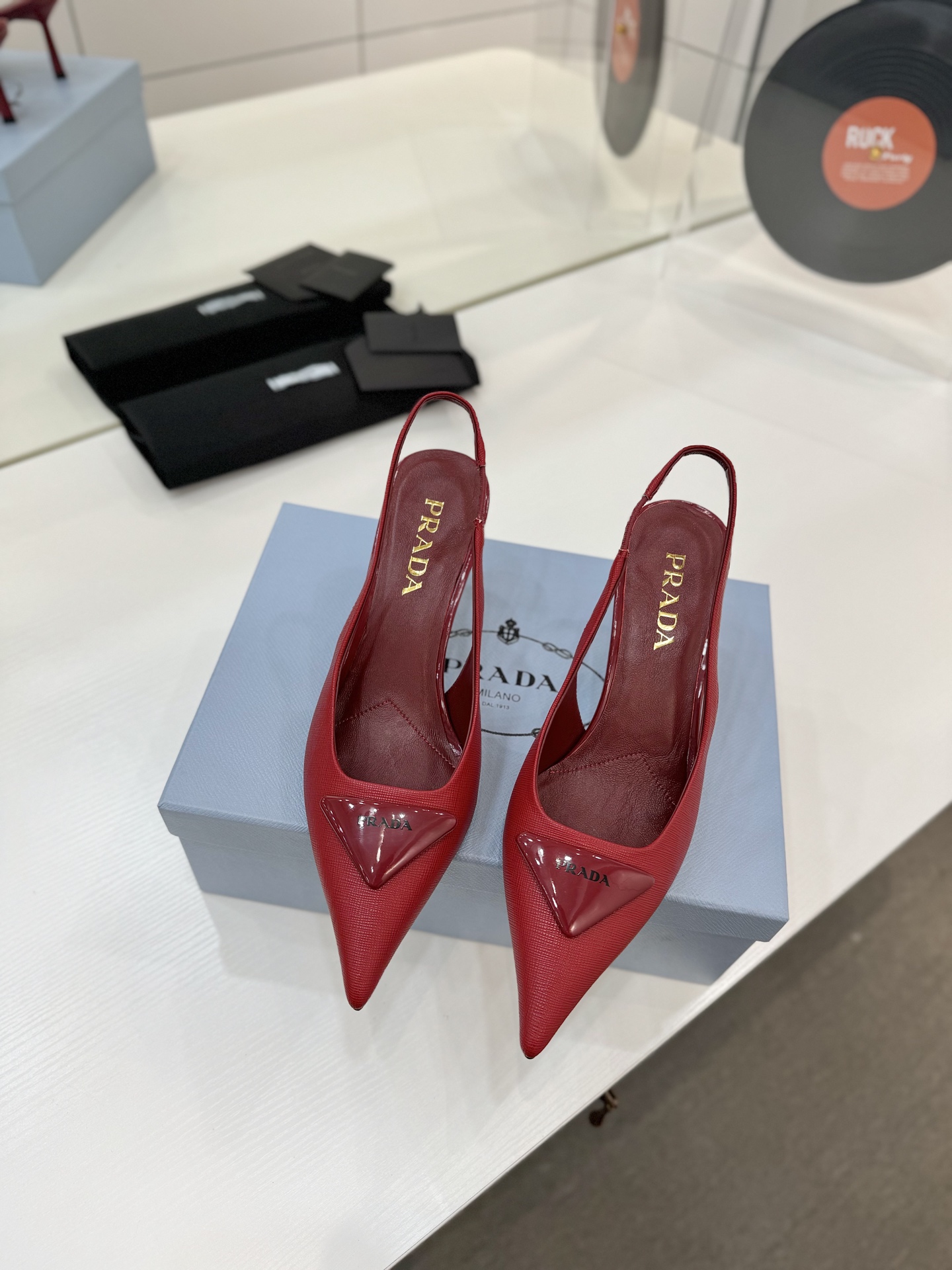 Prada 2024 Shoes: High-Quality Design and Materials at Factory Price - 图片 3