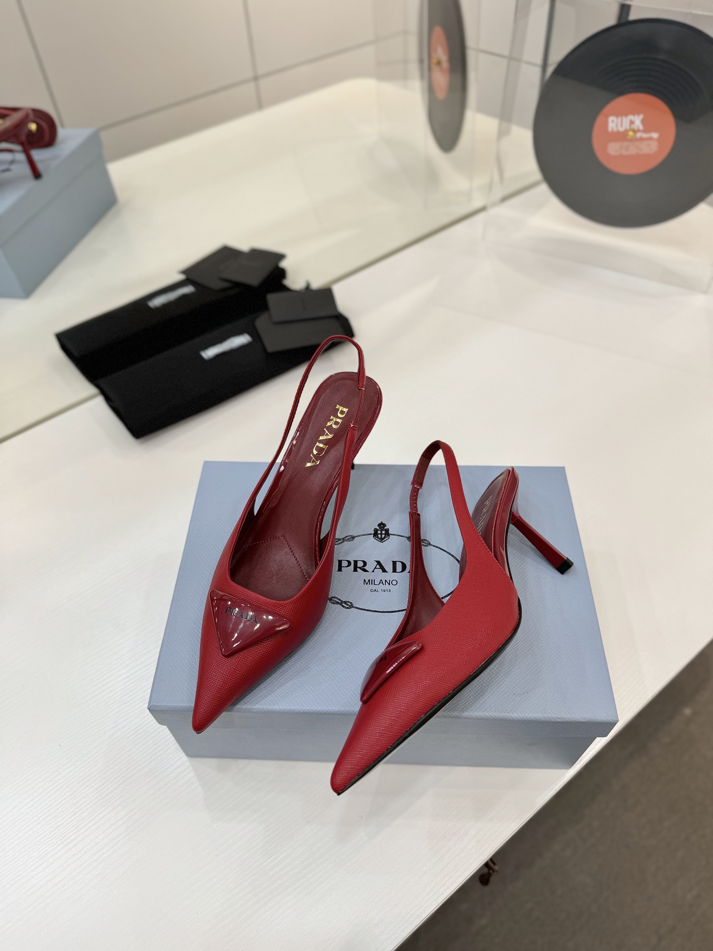 Prada 2024 Shoes: High-Quality Design and Materials at Factory Price - 图片 9