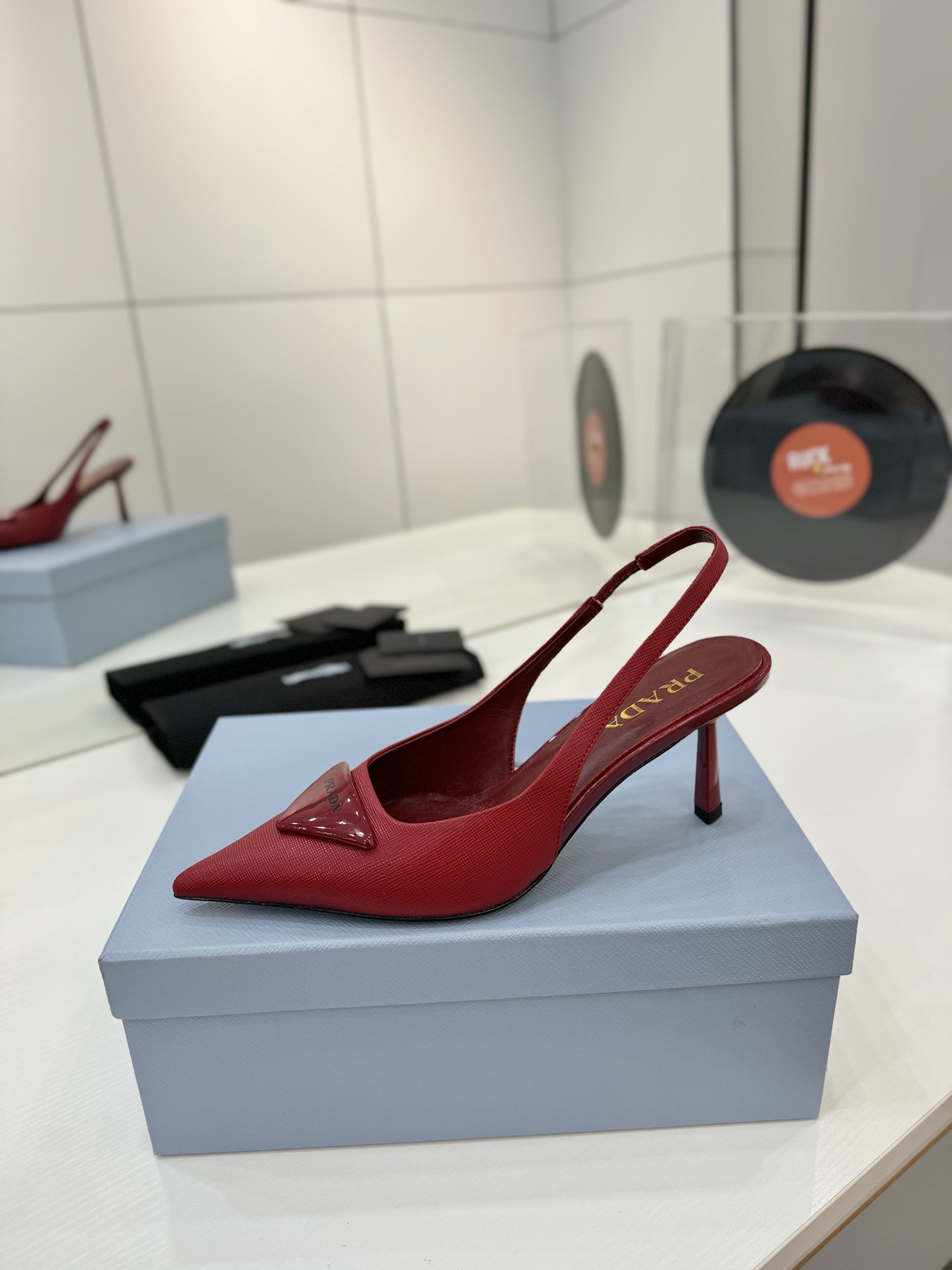 Prada 2024 Shoes: High-Quality Design and Materials at Factory Price - 图片 4