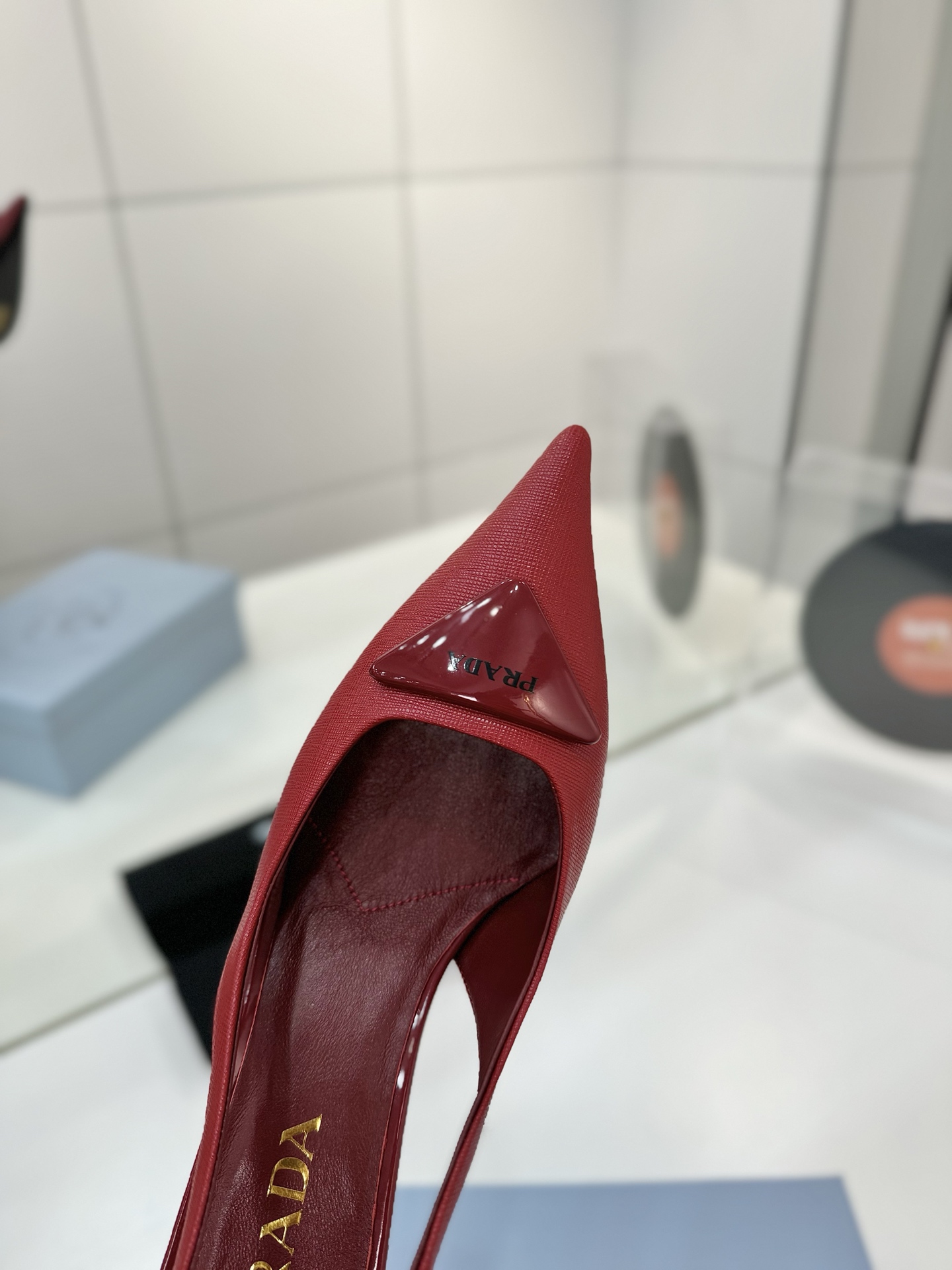 Prada 2024 Shoes: High-Quality Design and Materials at Factory Price - 图片 5