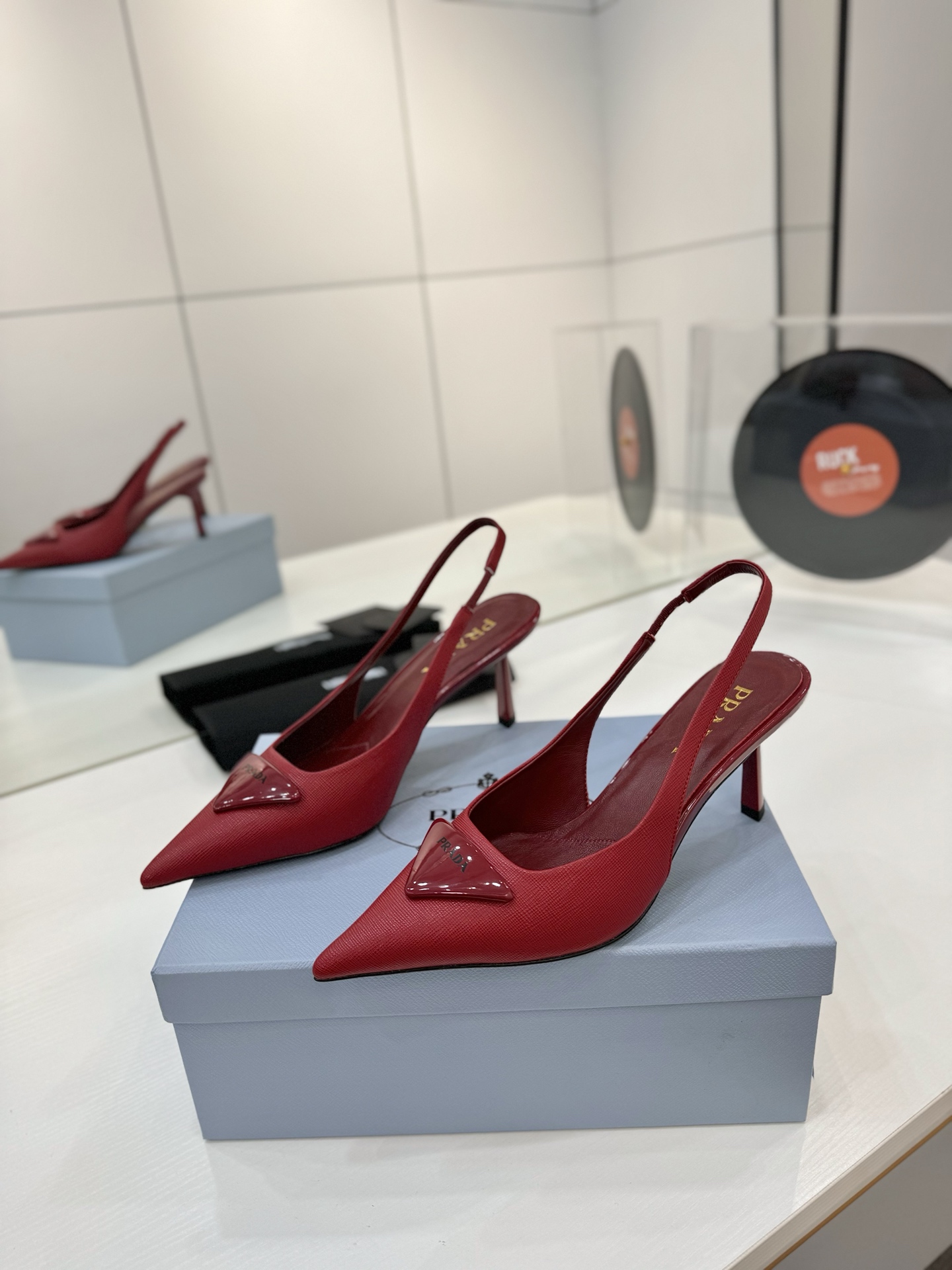 Prada 2024 Shoes: High-Quality Design and Materials at Factory Price - 图片 2
