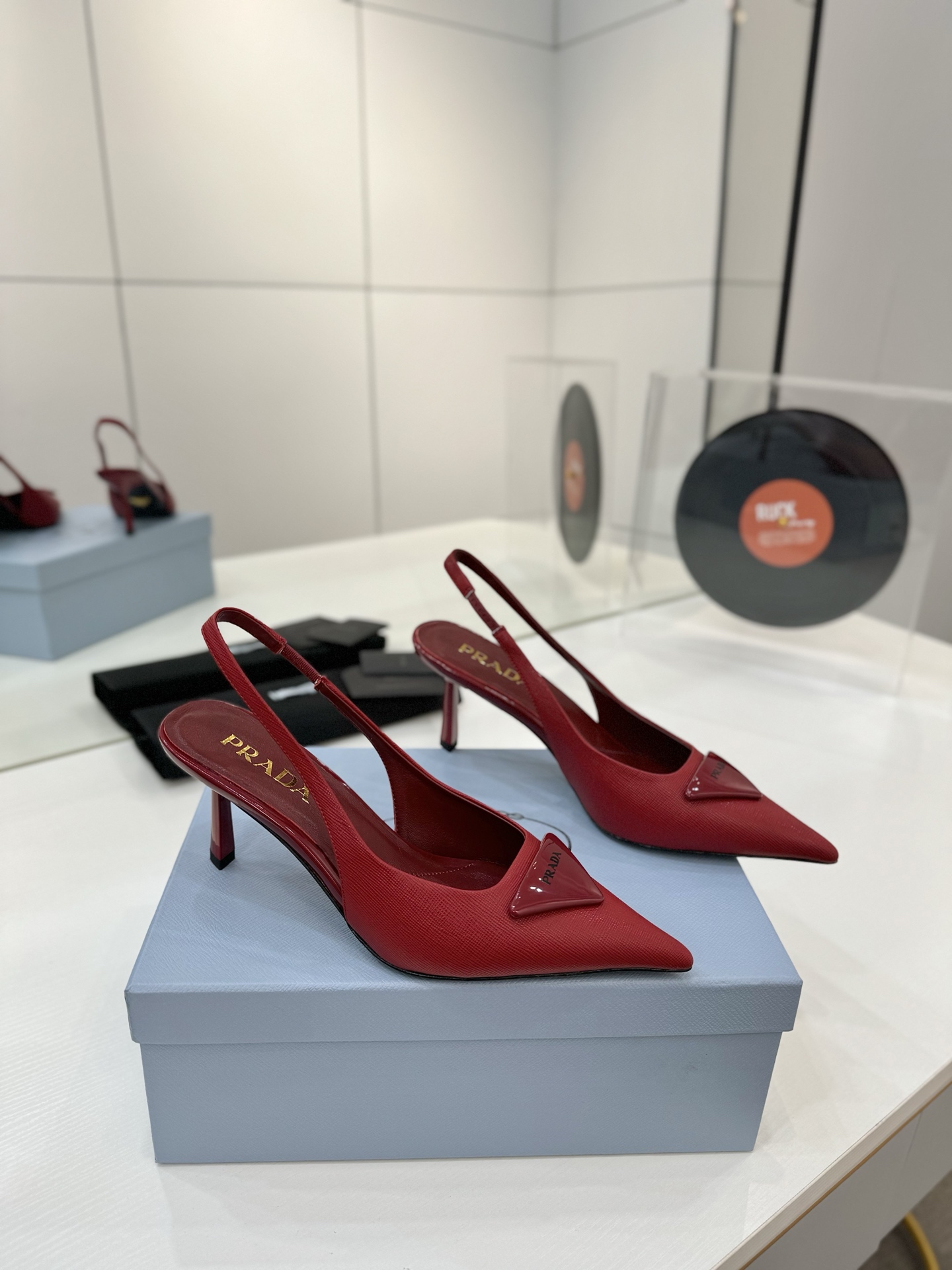 Prada 2024 Shoes: High-Quality Design and Materials at Factory Price - 图片 1