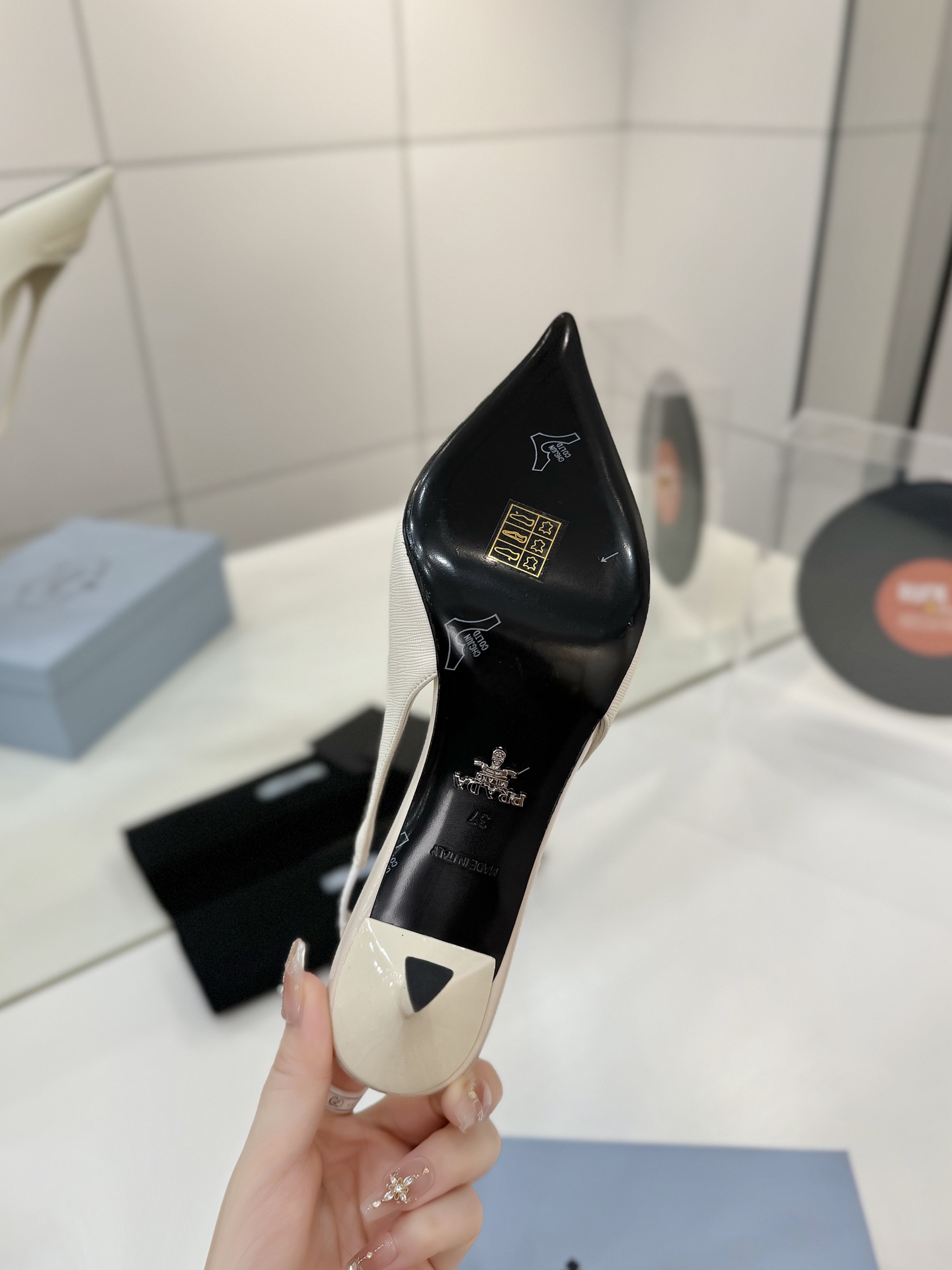 Prada 2024 Factory Price Shoes: High-Quality Italian Design with Unique Features - 图片 9