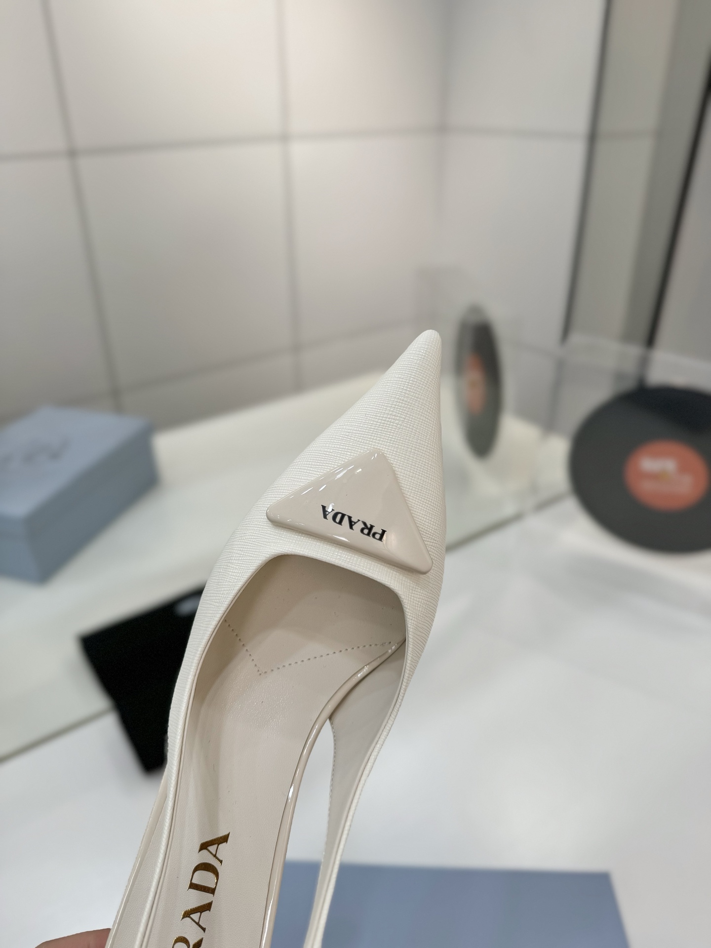 Prada 2024 Factory Price Shoes: High-Quality Italian Design with Unique Features - 图片 5