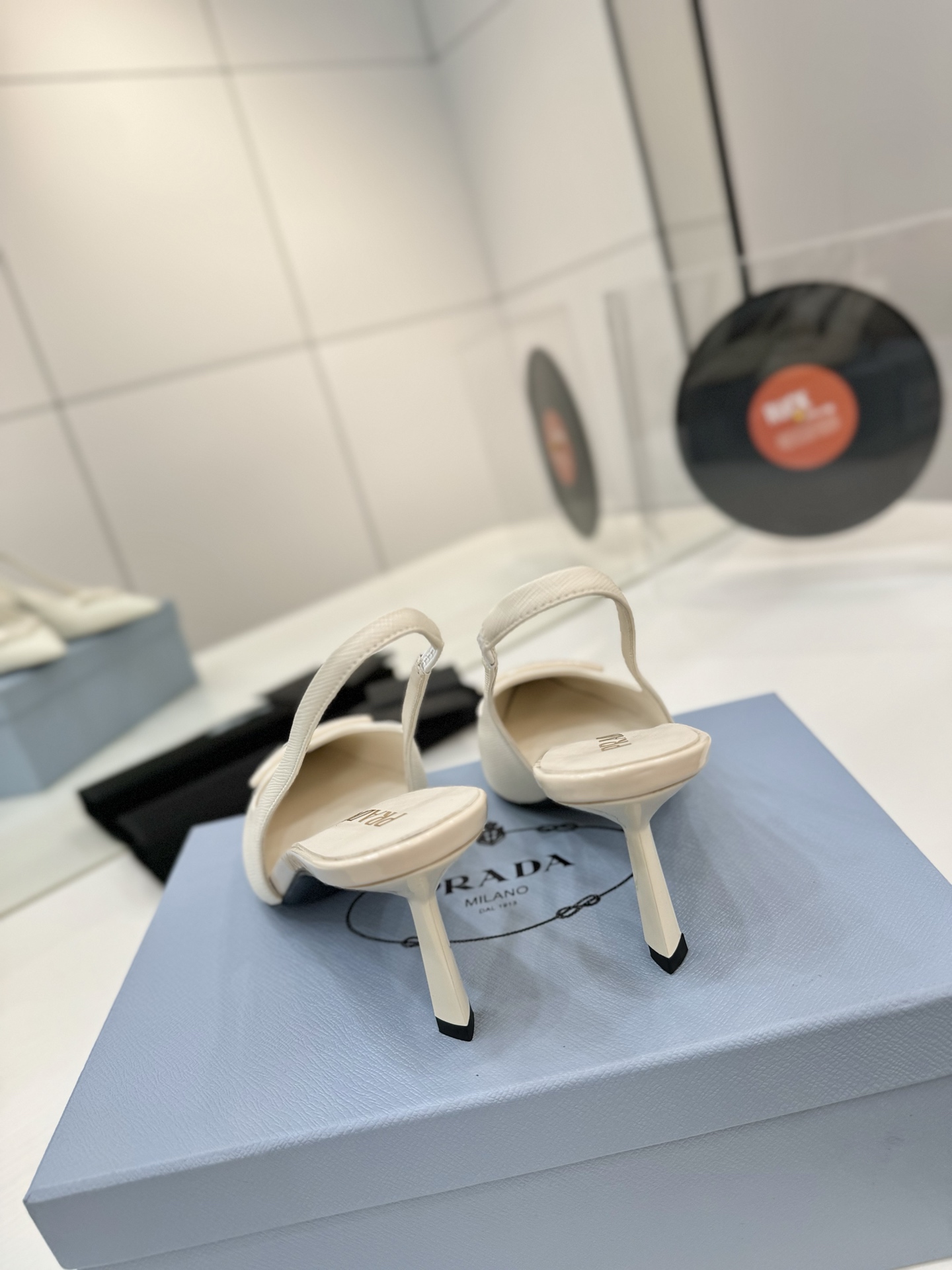 Prada 2024 Factory Price Shoes: High-Quality Italian Design with Unique Features - 图片 8