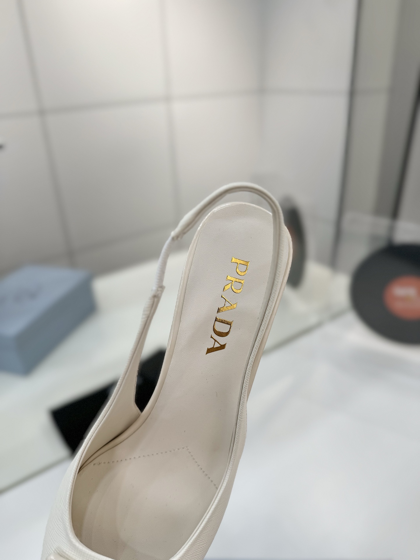 Prada 2024 Factory Price Shoes: High-Quality Italian Design with Unique Features - 图片 6