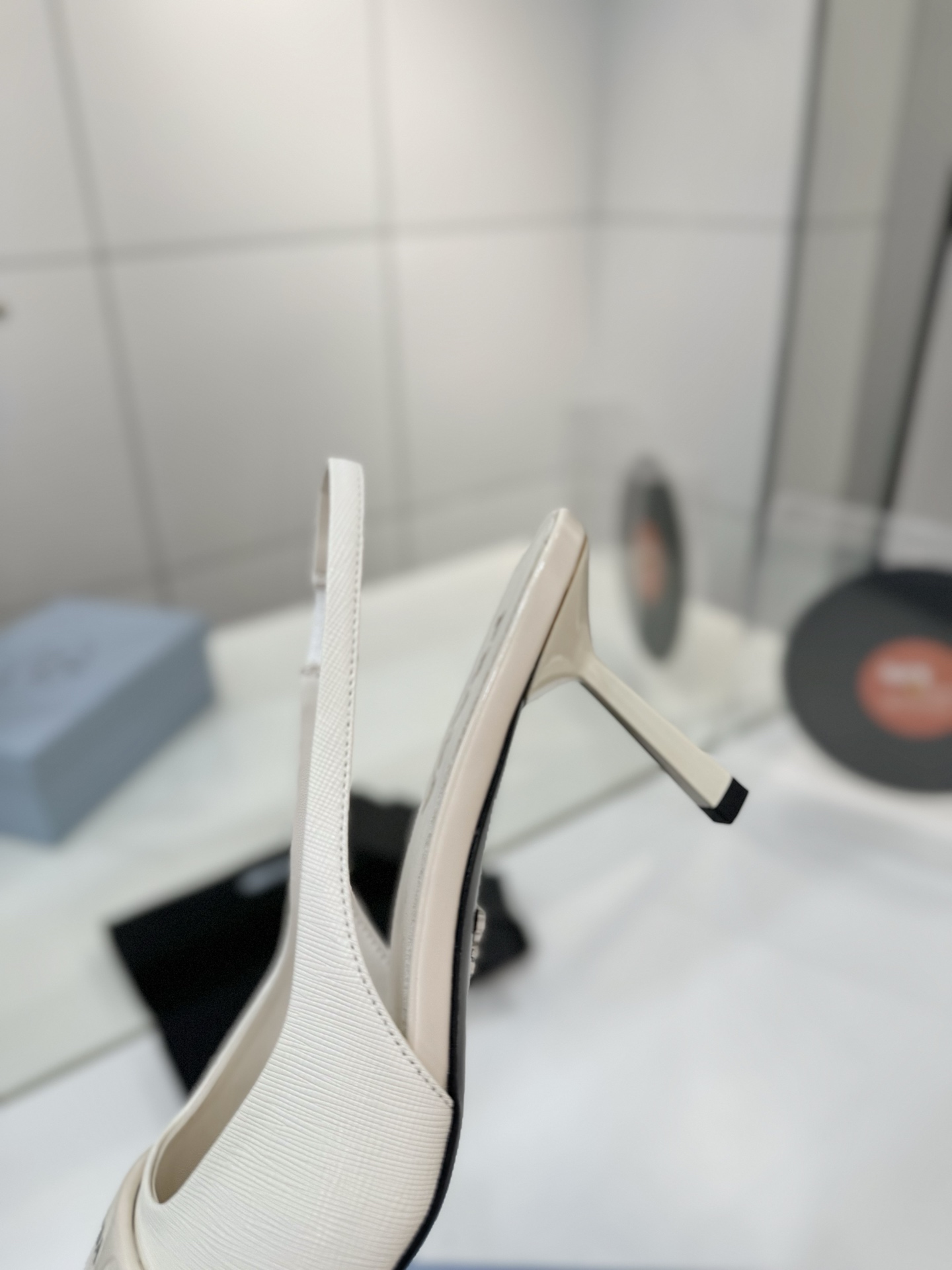Prada 2024 Factory Price Shoes: High-Quality Italian Design with Unique Features - 图片 7