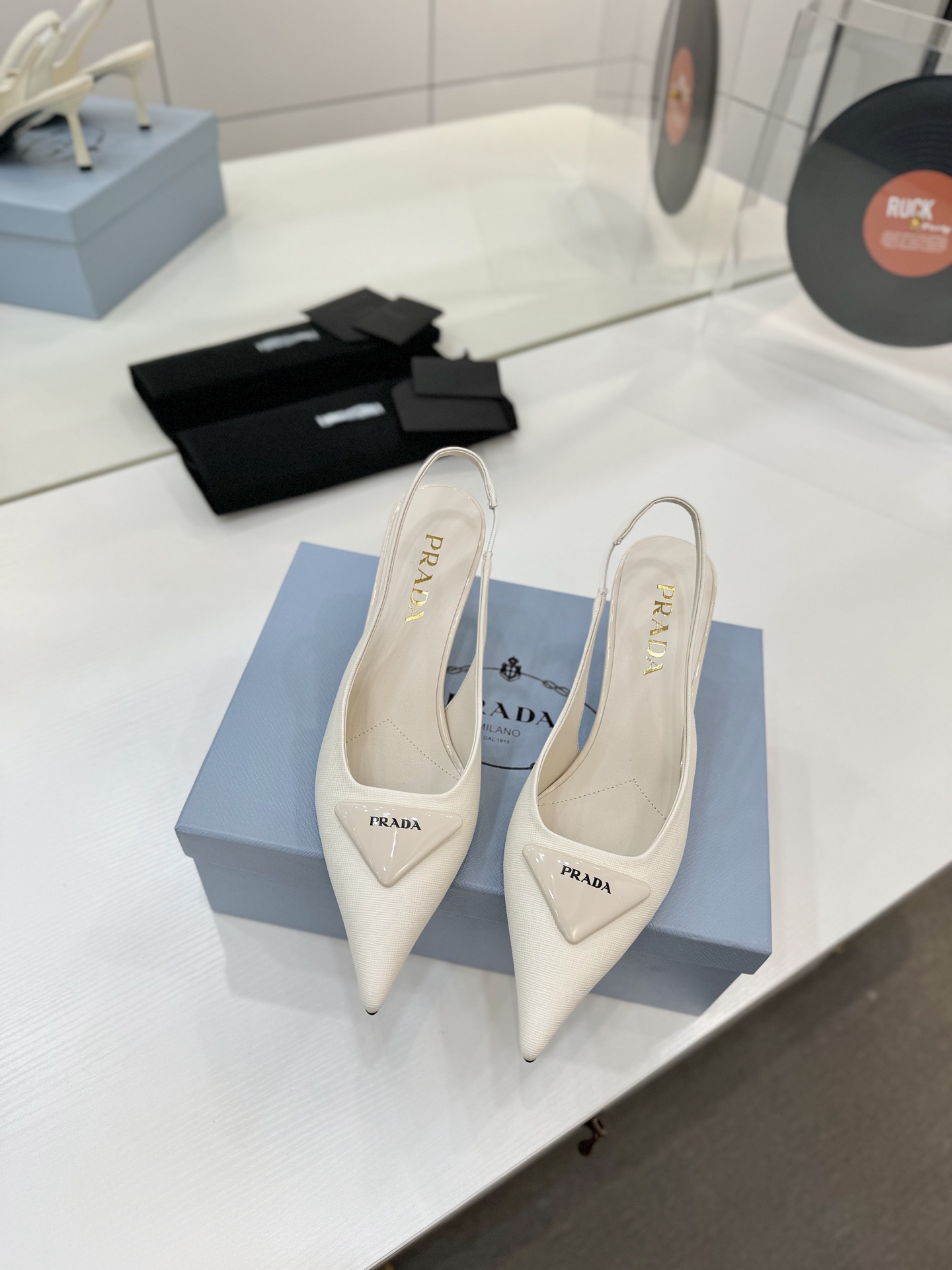 Prada 2024 Factory Price Shoes: High-Quality Italian Design with Unique Features - 图片 3