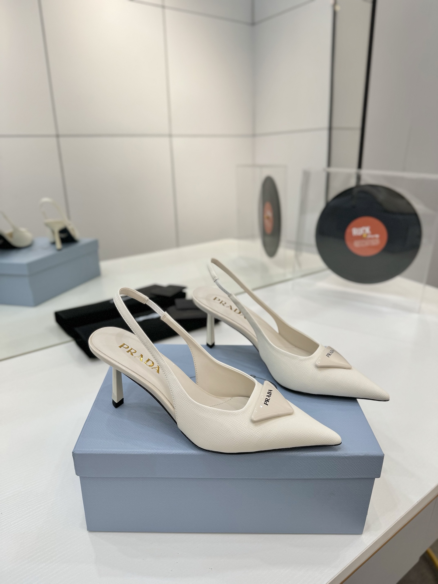 Prada 2024 Factory Price Shoes: High-Quality Italian Design with Unique Features - 图片 1