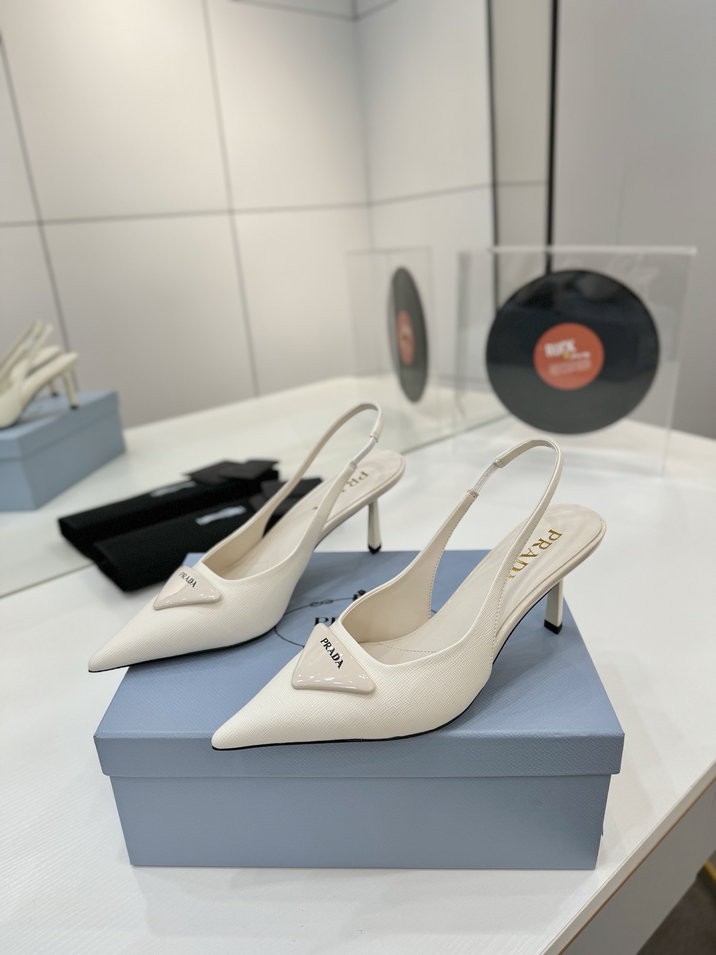 Prada 2024 Factory Price Shoes: High-Quality Italian Design with Unique Features - 图片 2