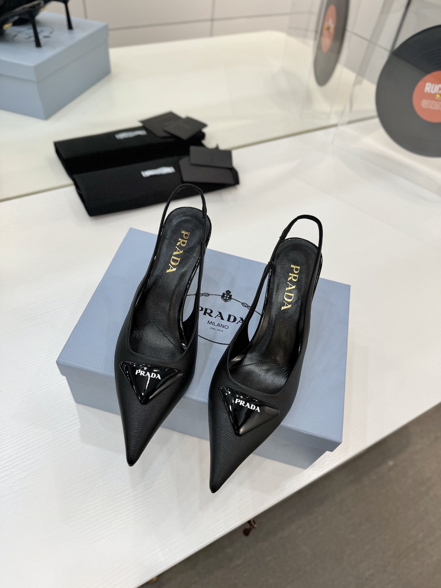 Prada 2024: Queen’s Shoes with Triangular Tiggers and Italian Craftsmanship - 图片 3