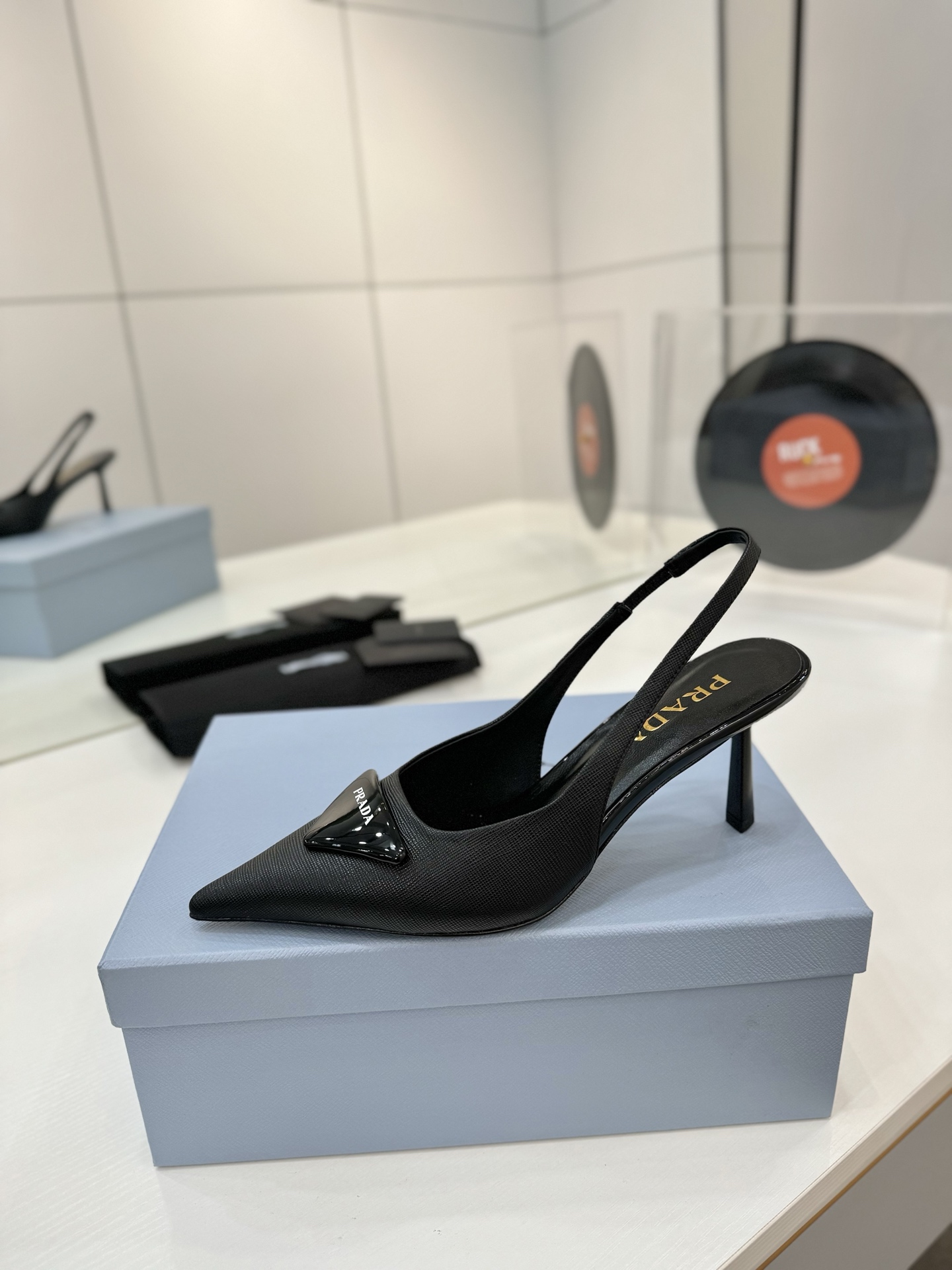 Prada 2024: Queen’s Shoes with Triangular Tiggers and Italian Craftsmanship - 图片 4