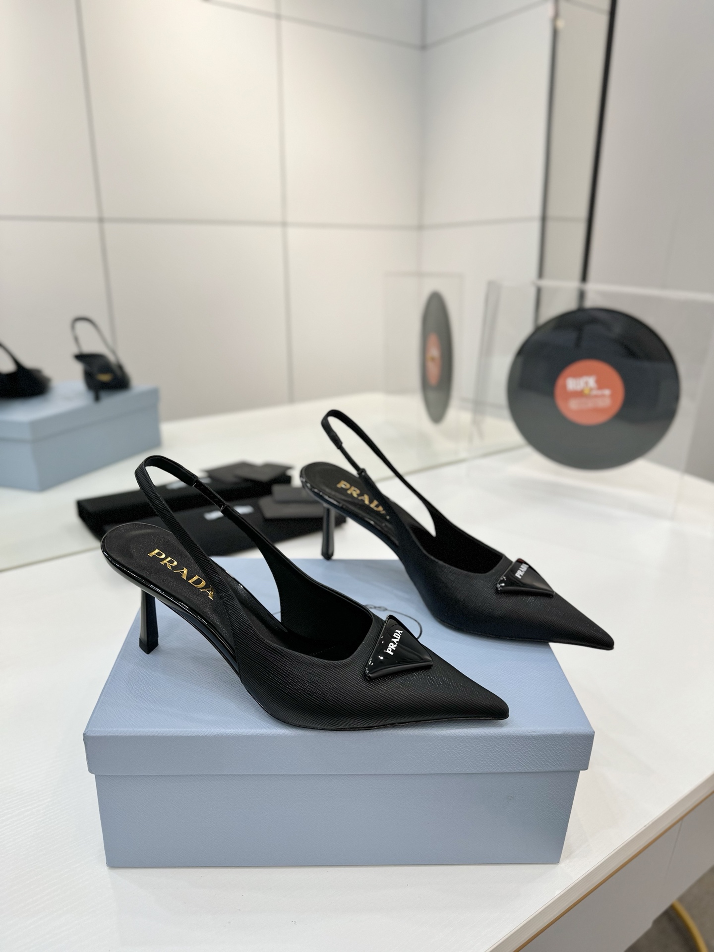 NO:480609,'PRADA' counter catwalk pointed sandals, triangle buckle, high heels, early spring catwalk style!  High-customized open-edge bead fabric with imported water-dyed sheepskin in the inner lining. Original Italian leather outsole. Heel height 7.5cm. Shoe size: 35-41 (40.41. Customized), high heels, prada, prada, sandals, high heels, sheepskin, Leather soles19860909《PRADA 普拉达》 专柜走秀款尖头凉鞋 三角扣标 高跟 早春走秀款！ 鞋面高定制开边珠面料 内里进口水染羊皮 大底原版意大利真皮大底 跟高7.5cm 鞋码:35-41（40.41.订制）,高跟鞋凉鞋,prada,prada,sandals,high heels,sheepskin,Leather soles,Women's Shoes