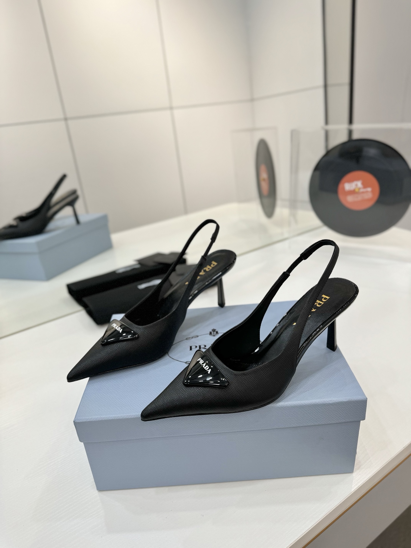 Prada 2024: Queen’s Shoes with Triangular Tiggers and Italian Craftsmanship - 图片 2