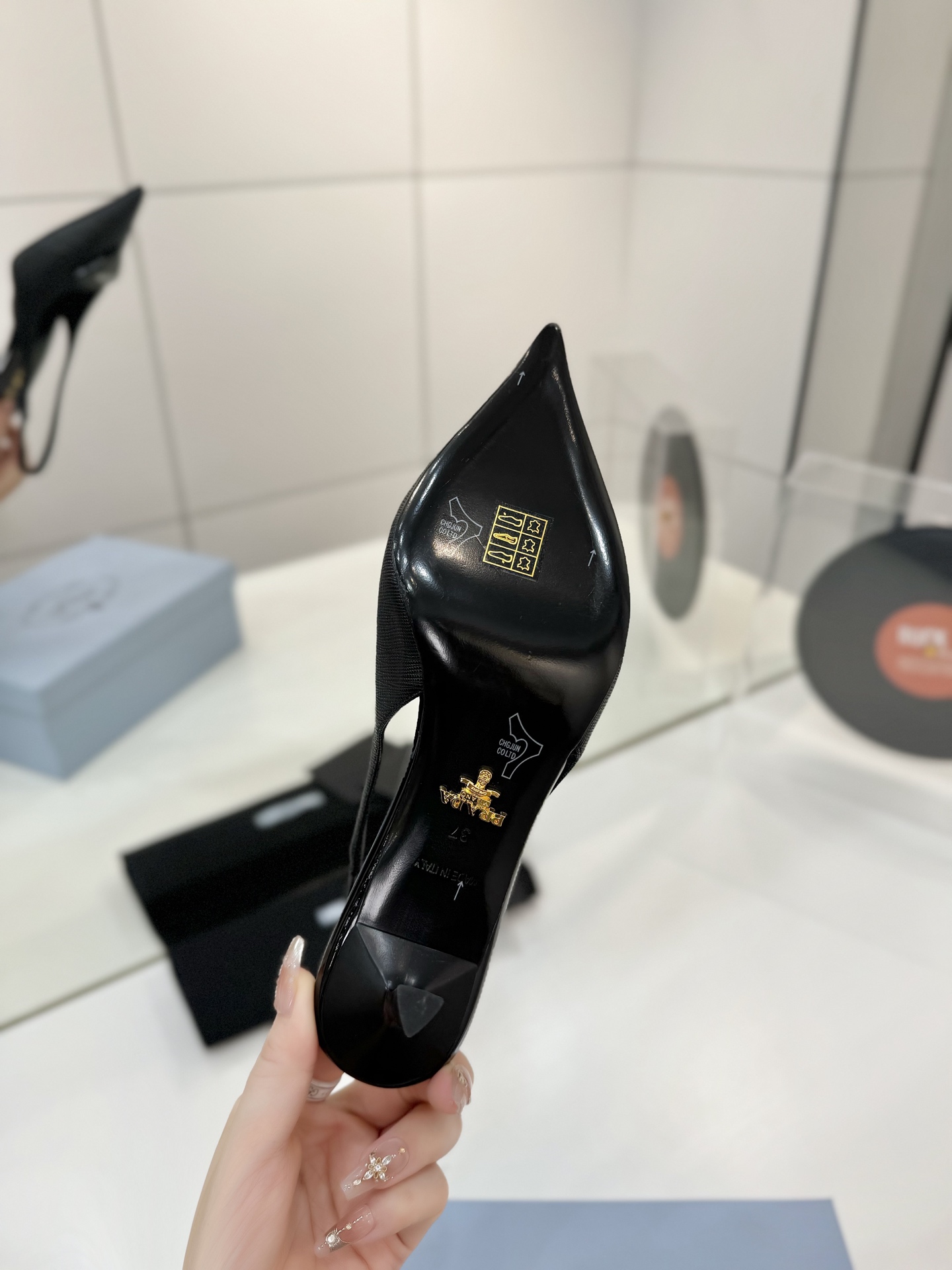 Prada 2024: Queen’s Shoes with Triangular Tiggers and Italian Craftsmanship - 图片 9