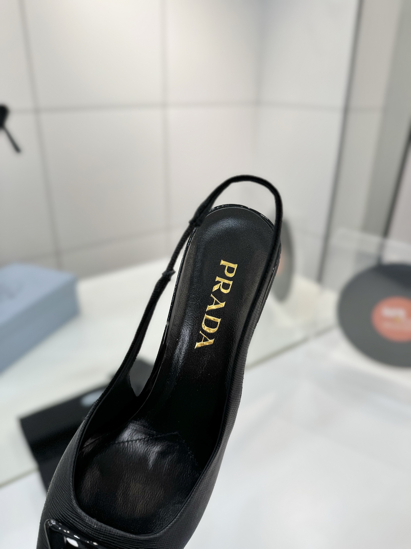 Prada 2024: Queen’s Shoes with Triangular Tiggers and Italian Craftsmanship - 图片 7