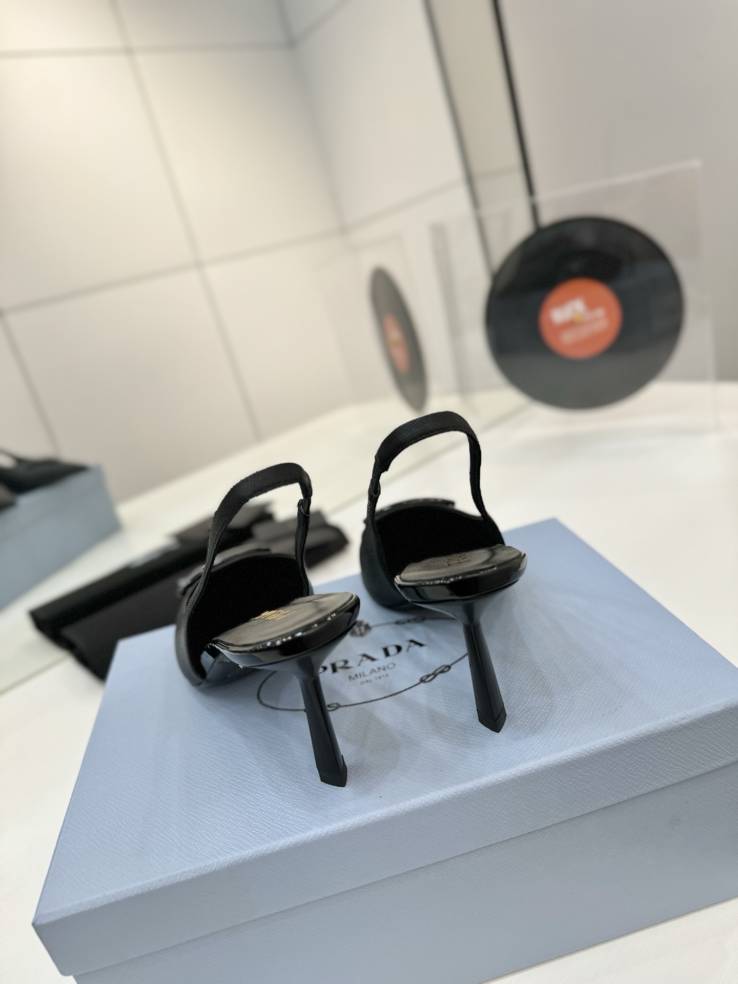 Prada 2024: Queen’s Shoes with Triangular Tiggers and Italian Craftsmanship - 图片 8