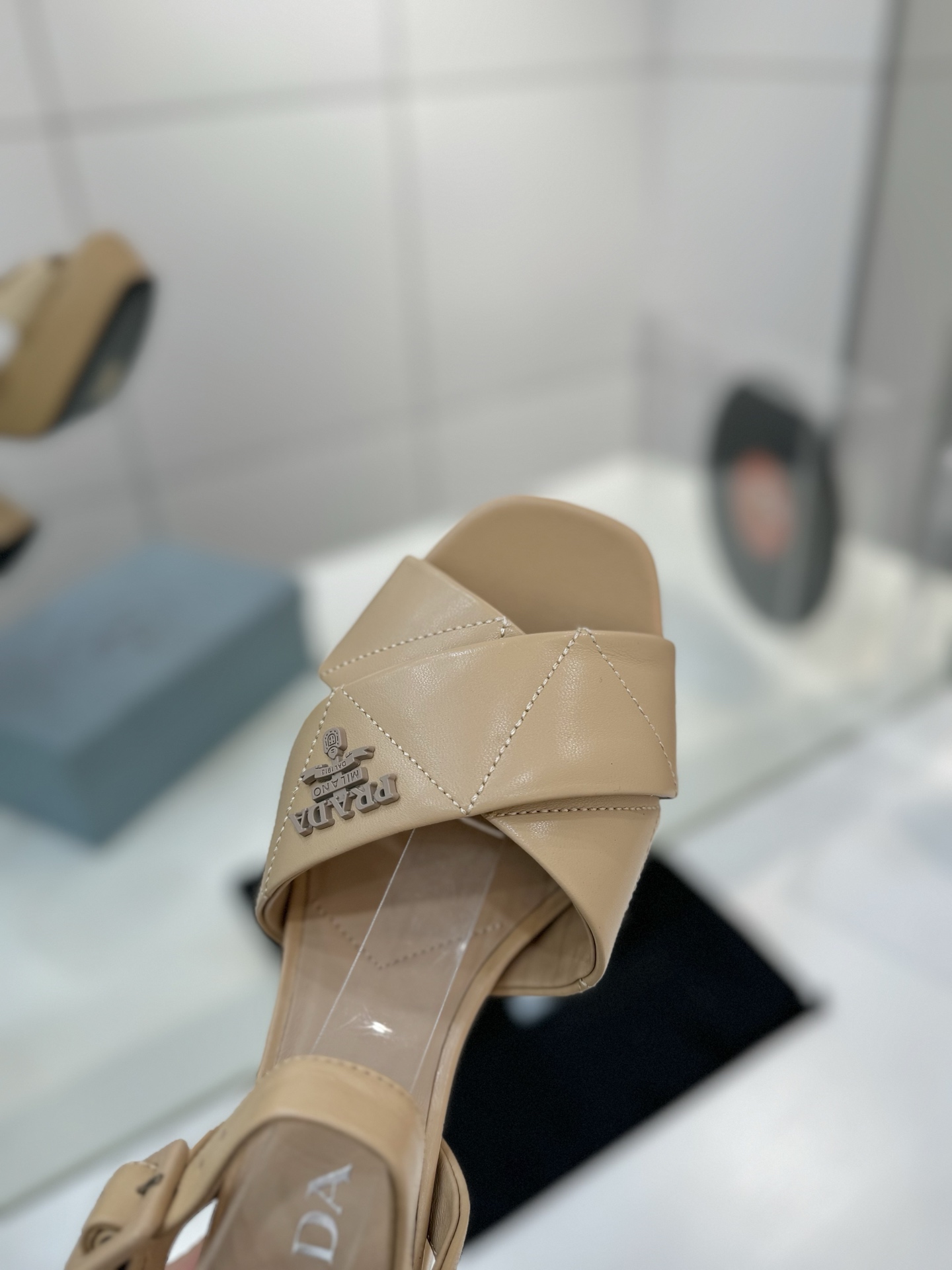“New Embroidered Roman Thick Sandals Series: Classic Upgrades for Comfy & Fashionable Style at Factory Price 720” - 图片 5