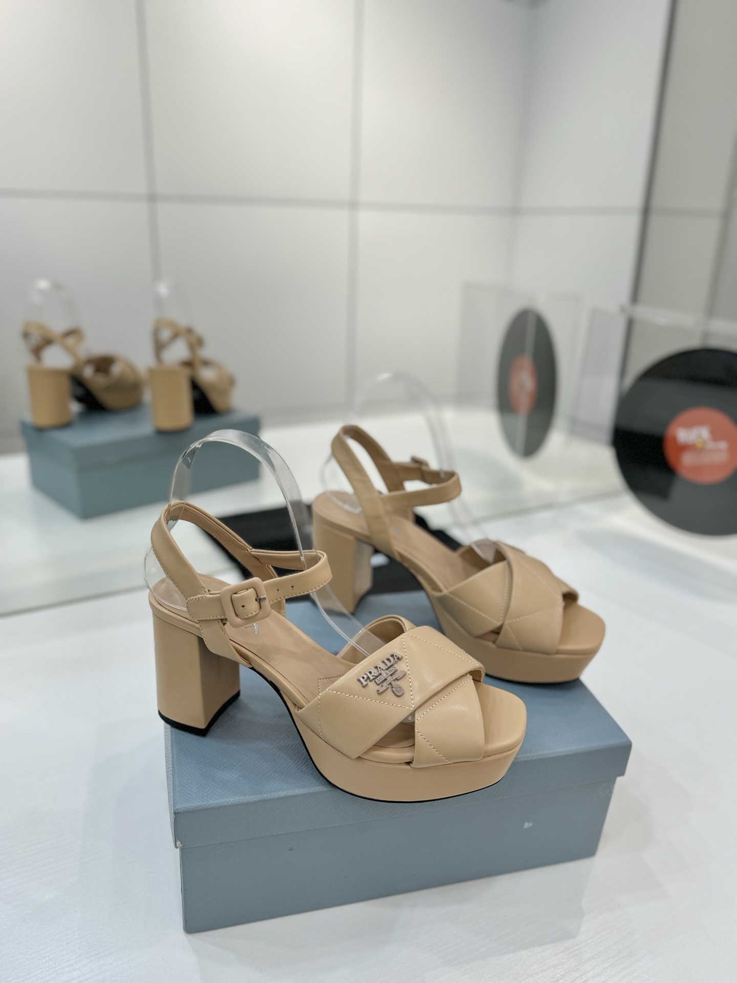 “New Embroidered Roman Thick Sandals Series: Classic Upgrades for Comfy & Fashionable Style at Factory Price 720” - 图片 1
