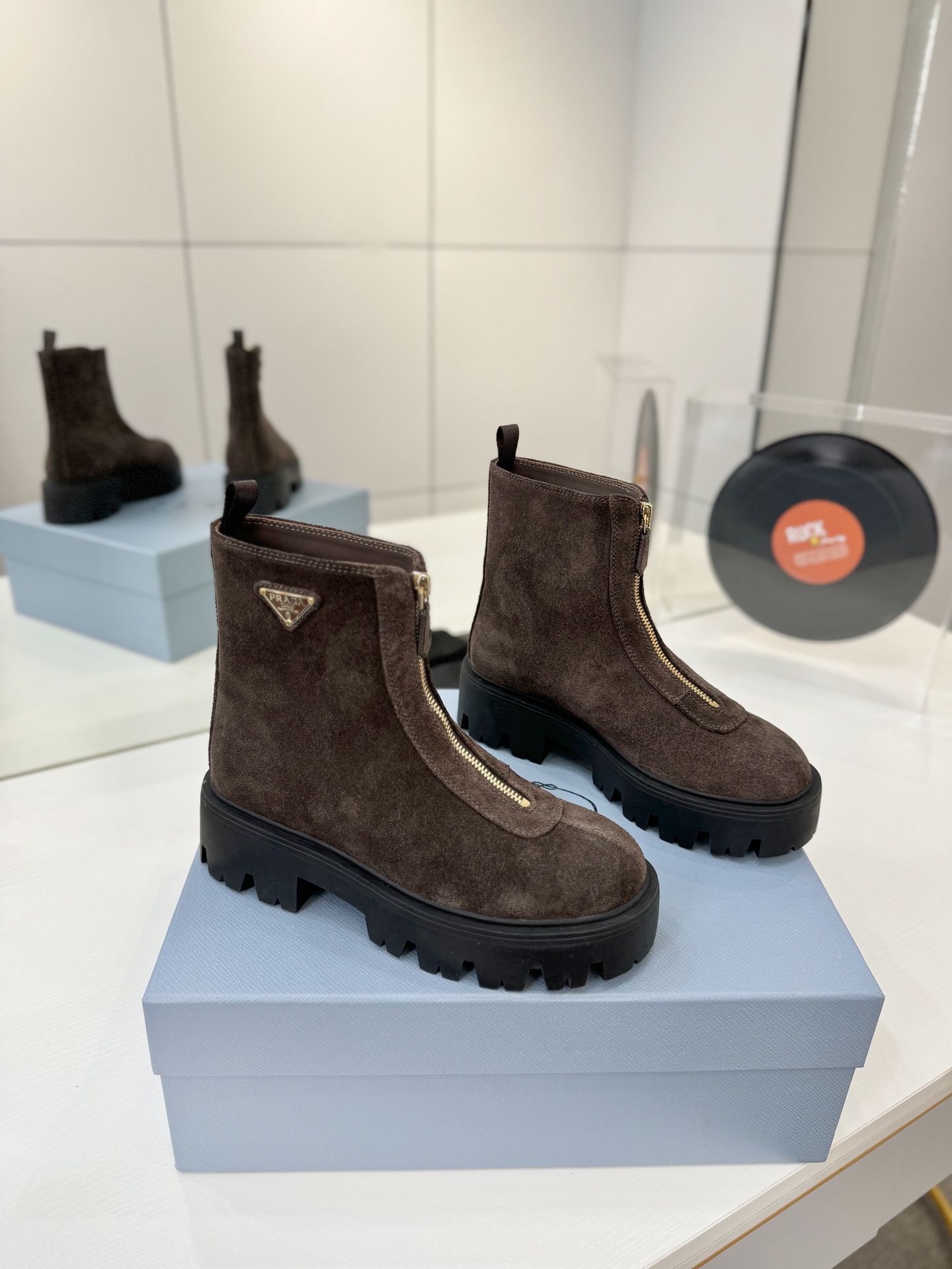 NO:648188,PRADA women's boots are a big hit this year!  !  So good looking!  Prada boots are really amazing!  The top of the foot is big and the legs are slim. It is a favorite of many celebrities and Internet celebrities. Prad's most classic triangle logo, front zipper short boots, British retro style with 5cm thick sole design, fashionable middle tripod to show elegant temperament. Injection molding triangular letter Luogo technology, TPU non-slip lightweight thick sole!  Fabric: Imported sheep Lining: Imported cowhide Foot pads: Imported cowhide Outsole: Original molded TPU outsole Sole thickness: 5cm Size: 35-41 (40.41 customization is not returnable), boots, prada, boots, cowhide, sheep19860909PRADA 女靴子 今年的大爆款！！贼好看！Prada靴子真的很哇塞！上脚大气显腿瘦气质这块刚好拿捏 众多明星网红最爱,prad最经典的三角标,前拉链短靴,英伦风复古搭配5厘米厚底设计,时尚中鼎显优雅气质.注塑三角字母luogo工艺,TPU防滑轻盈厚底！ 面料:进口羊猄 内里: 进口牛皮 垫脚: 进口牛皮 大底: 原版开模TPU大底 底厚: 5cm 码: 35-41（40.41定制不退换）,靴子,prada,boots,cowhide,sheep,Women's Shoes