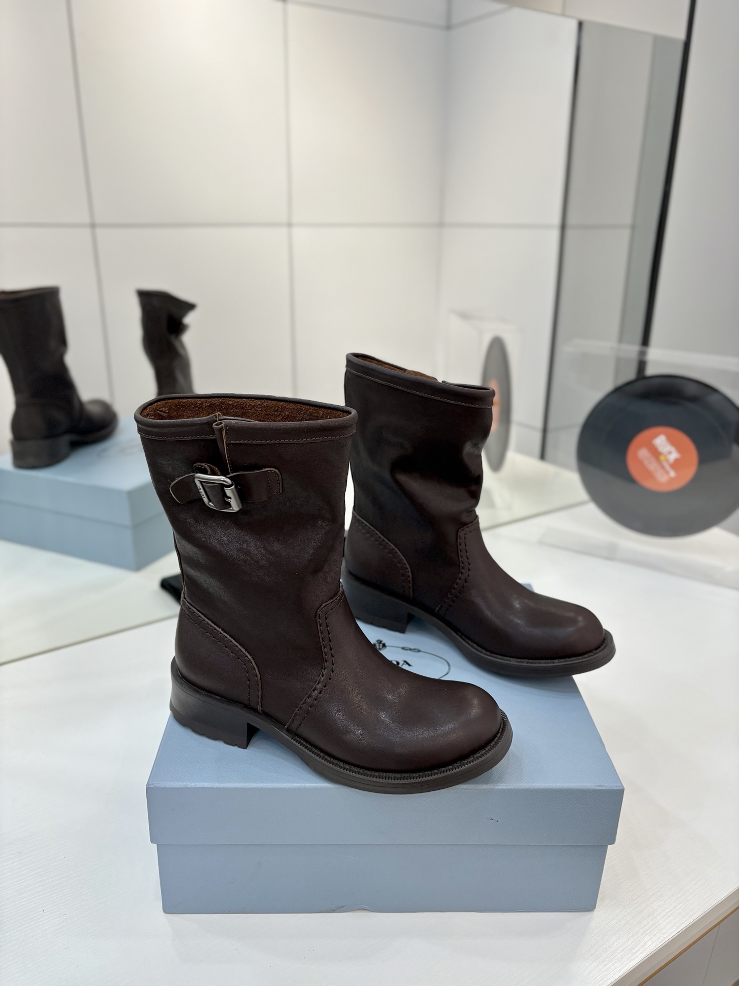 NO:648162,Prada Western Cowboy Boots Martin Boots are made of high-quality calf leather, soft and comfortable, and the upper feet are super long-legged!  The thick sole design is stable and the non-slip rubber outsole is comfortable and durable!  It goes well with trousers and skirts and becomes a versatile tool in the wardrobe. The material is imported calfskin. The inner foot pad is dyed sheepskin. It is soft and delicate. The outsole is non-slip rubber sole. Size 35-40 (40 orders are not returnable), boots, prada, boots, skirts, cowhide, sheepskin19860909普拉达西部牛仔靴短靴马丁靴 采用优质小牛皮材质,柔软舒适,上脚超级显腿长！ 厚底设计稳重,防滑橡胶大底,舒适耐穿！ 搭配裤装裙装都很合适,成为衣橱里的百搭利器 面料进口小牛皮 内里垫脚透染羊皮 柔软细腻, 大底防滑橡胶底 码数35-40（40订做不退换）,靴子,prada,boots,skirts,cowhide,sheepskin,Women's Shoes