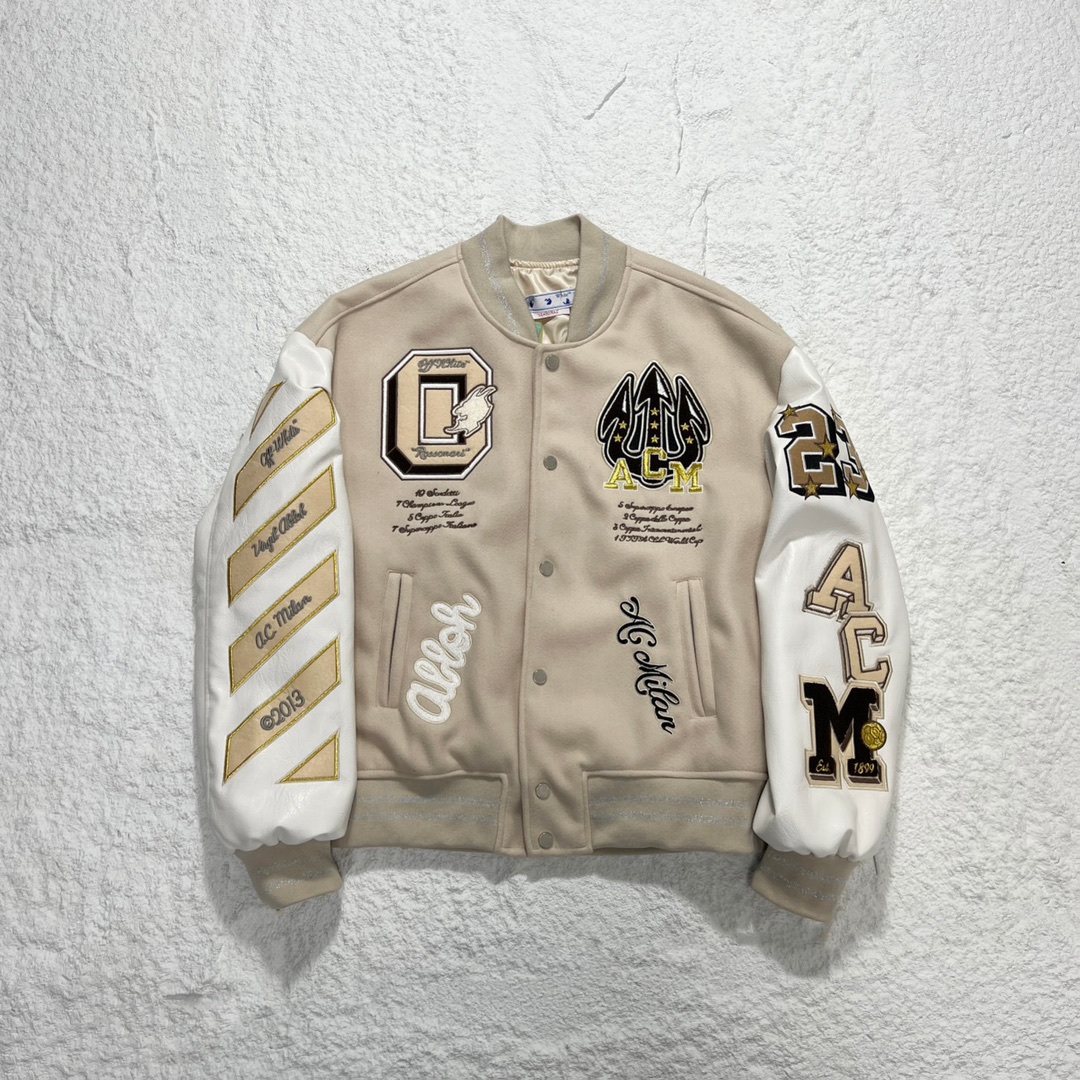 💰195
AC米兰x Offwhite联名徽标标签棒球服外套 背面为饰有 Off-white 徽标的米兰恶魔图案,神级单品,OFF凭借鲜明的标志,轻奢的加持,占领了街头潮流的制高点,深受欧美顶流明星喜爱,在大兴复古风的时代,offe一样不会让你落伍!情侣款羊毛呢拼接皮袖,重工刺绣棒球服,
Of总能巧妙地融合街头美感与高级质感,这款棒球夹克由夸张醒目的贴花图案拼接而成,富有卡通特色,让整体充满潮流色彩的同时生
动有趣,结合各种重工刺绣,满满60万针,不愧为高街中的奢侈品
颜色:杏色
尺码:M L XL XXL
衣长: 68 70 72 74
胸围:128 132 136 140
肩宽: 52 53 54 55
袖长: 62 63 64 65