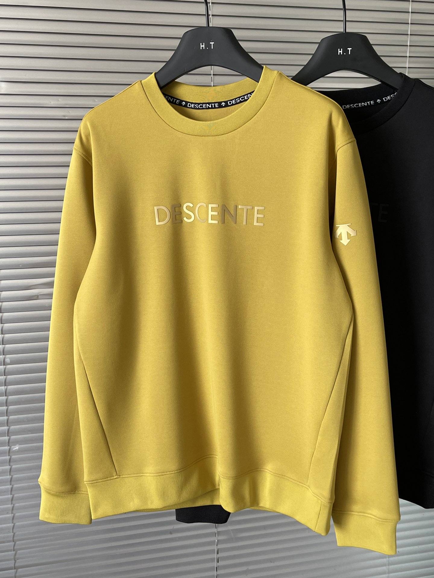 Descente Men's Crew Neck Sweatshirt - Comfortable and Stylish Pullover