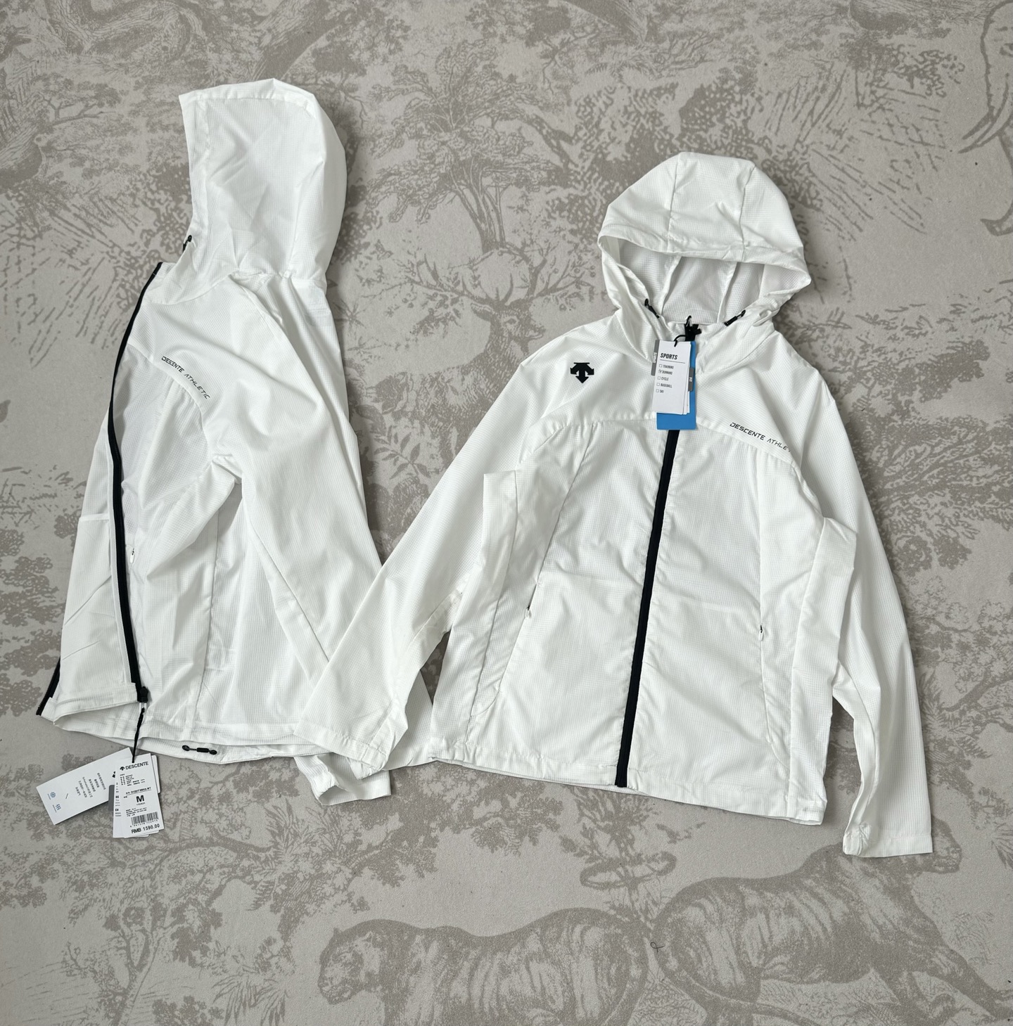 Descente Men's Training Hooded Jacket - Lightweight & Breathable