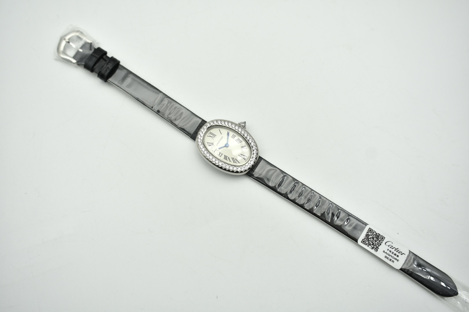 NO:689755,AF Centennial craftsmanship, perfect reproduction of CARTIER Cartier Baignoire bathtub watch series. The bathtub series, as a classic series under Cartier, has the same style and iconic details as always. The 31m/23m oval and curved case fully presents the feminine beauty!  It still uses a curved mirror, the dial is equipped with Roman numerals (but the font has been newly designed to better match the current aesthetic), and the lines of the golden bezel are still smooth - the new watch has both a sense of history and a texture. Modern taste. The hands are classic blue steel hands, paired with a crocodile leather strap, giving people a simple yet elegant feeling. AF perfectly reproduces the bathtub series quartz watch,,,cartier,cartier,crocodile skin19860909AF 百年工艺,完美复刻 CARTIER 卡地亚Baignoire浴缸腕表系列 浴缸系列,作为卡地亚旗下的一大经典系列,具有一如既往的风格和标志性细节.31m/23m 椭圆加弧形的表壳将女性的柔美完全呈现！ 依然采用弧形镜面,表盘配备罗马数字（不过字体经过全新设计, 以更好地符合当下审美）,金色表圈的线条依然流畅——新款腕表既有历史感,又有质感.现代品味.指针则是经典的蓝钢指针,搭配鳄鱼皮表带,给人一种简约而又不失优雅的感觉. AF完美的复刻了浴缸系列石英腕表,,,cartier,cartier,crocodile skin,Watch