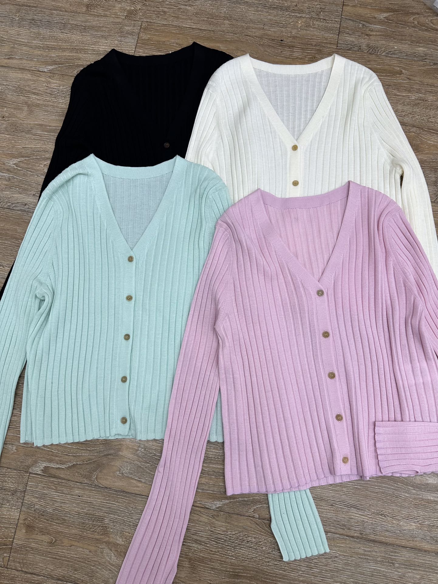 坑条纯色美丽诺羊毛开衫，薄薄的很舒服，可以当空调衫。MLPzjdbq（M胸围94，后中长49，弹力大）