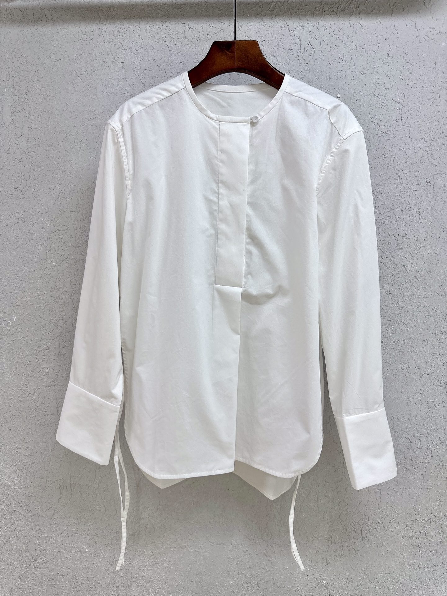 ????????????新中式白衬衫，圆领套头高开衩绑带设计，简约极简带有几分慵懒随性。精纺高支棉，柔软细腻舒适。XS S MPzsdqw（XS胸围104，袖长wbez，衣长qwel）