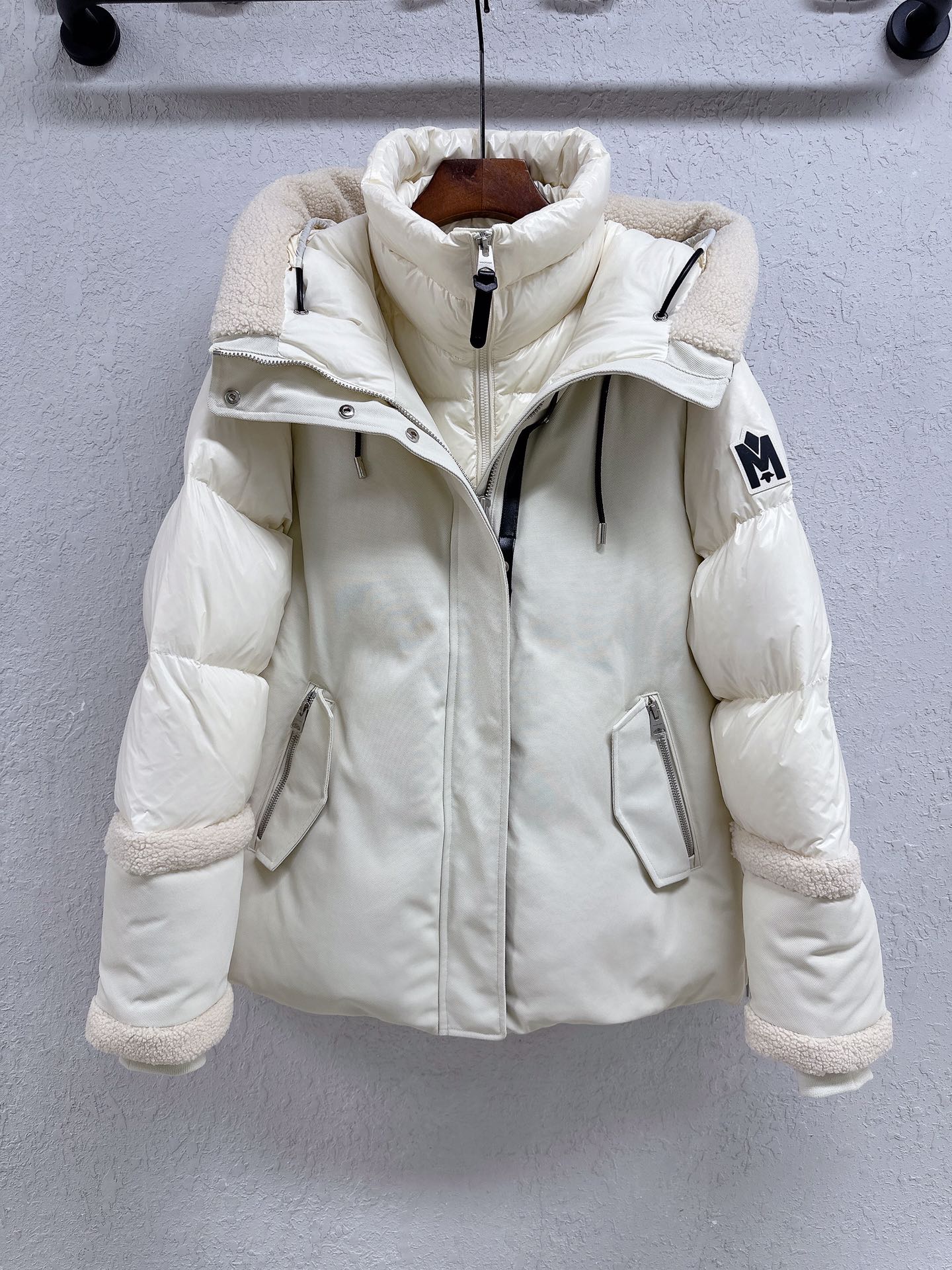 NO:639333,M CYRAH two-in-one spliced ​​thickened warm and cold-proof parka down jacket, twill fabric with glossy material, wide hem with hidden zippers on both sides, can create different silhouettes casually, rich in layers and fashionable. 90 duck down, black, white S-XL, women's clothing, down jacket, alexander wang19860909M CYRAH二合一拼接加厚保暖防寒派克羽绒服,斜纹面料搭配亮面材质,宽大的下摆两侧设有隐藏拉链,可随性打造不一样的廓形,丰富层次高和时尚度.90鸭绒,黑色、白色S-XL,女装,down jacket,alexander wang,Women's clothing