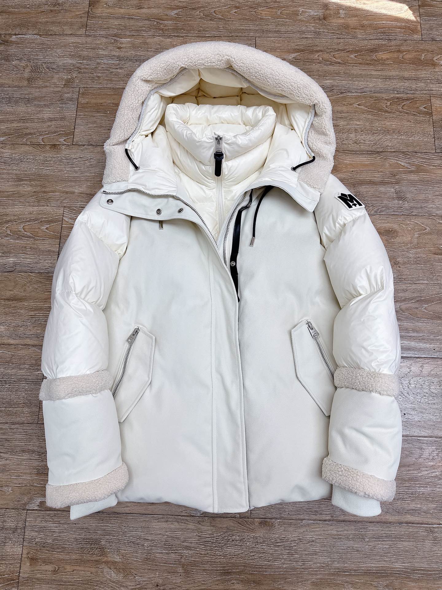 NO:639335,M CYRAH two-in-one spliced ​​thickened warm and cold-proof parka down jacket, twill fabric with glossy material, wide hem with hidden zippers on both sides, can be casually created with different silhouettes, rich in layers and fashion. 90 duck down, black and white S-XL original version, the factory has disassembled the original mess, and when it is repaired, I will take a comparison picture for you. This one is really too heavy and difficult to make., women's clothing, down jacket, alexander wang19860909M CYRAH二合一拼接加厚保暖防寒派克羽绒服,斜纹面料搭配亮面材质,宽大的下摆两侧设有隐藏拉链,可随性打造不一样的廓形,丰富层次高和时尚度.90鸭绒,黑色、白色S-XL 原版开的,原已经让工厂拆卸的乱七八糟,等修复好,给你们拍对比图.这款真的太重工太难做了.,女装,down jacket,alexander wang,Women's clothing