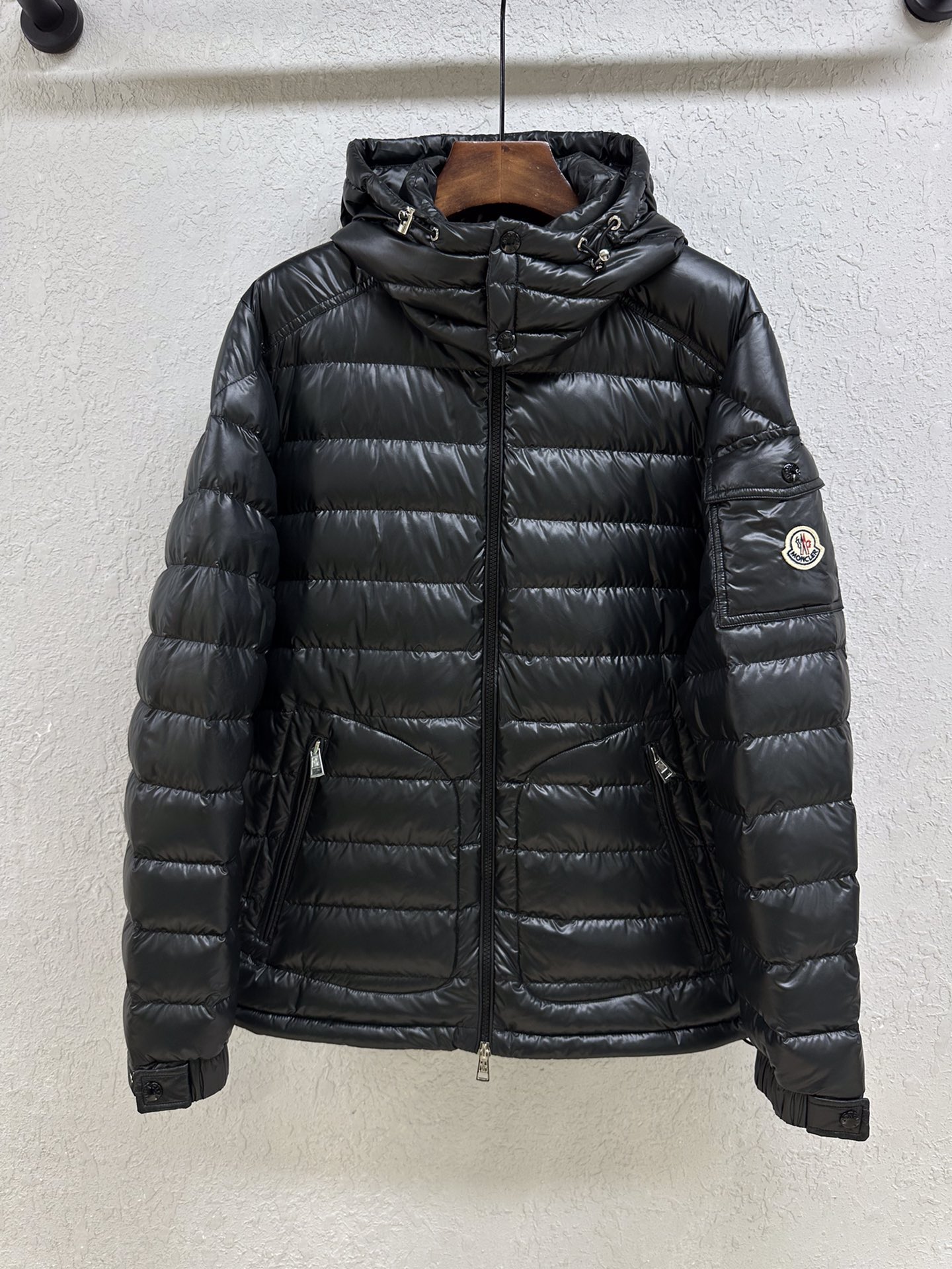 NO:639329,Lauros lightweight down jacket with detachable hood. 90 white goose down. Can be worn by men and women. Sizes 1-5, Moncler, down jacket, hats, alexander wang19860909Lauros轻薄款羽绒服,连帽可拆卸.90白鹅绒.男女可穿.1-5码,蒙口-服装,Moncler,down jacket,hats,alexander wang,Women's clothing