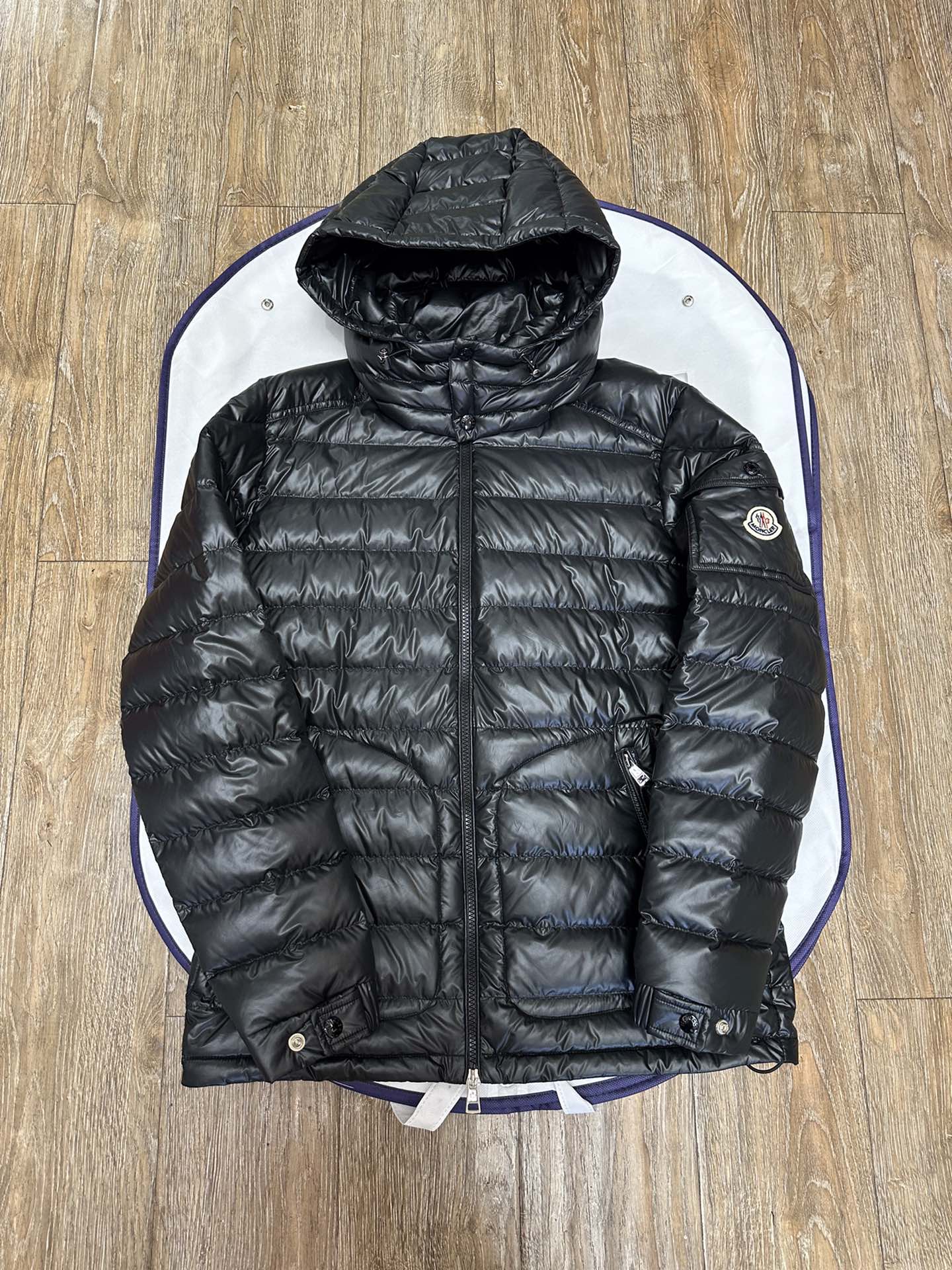 NO:639331,Lauros lightweight down jacket with removable hood. 90 white goose down. Can be worn by men and women. Sizes 1-5. 90 white goose down, light and thin, muzzle-clothing, Moncler, down jacket, hats, alexander wang19860909Lauros轻薄款羽绒服,连帽可拆卸.90白鹅绒.男女可穿.1-5码  90白鹅绒,轻薄款,蒙口-服装,Moncler,down jacket,hats,alexander wang,Women's clothing