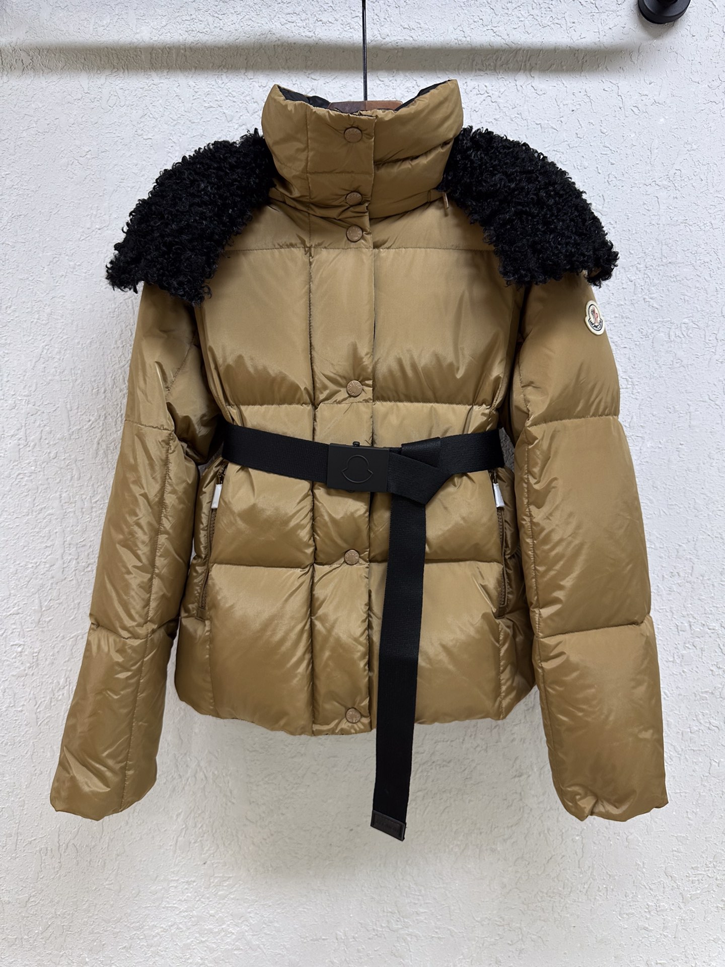 NO:702268,The latest 2025 autumn and winter castetnou series down jacket. The teddy velvet lapel hood is super textured, the neat waist shape is equipped with a belt to optimize the body proportions, and it has a sense of urban modernity. Two colors 0.1.2.3, Moncler, down jacket, hats,19860909最新2025秋冬castetnou系列羽绒服.泰迪绒翻领连帽超有质感,利落束腰造型配有腰带优化身材比例,都市摩登感拉满.两色0.1.2.3,蒙口-服装,Moncler,down jacket,hats,,Women's clothing
